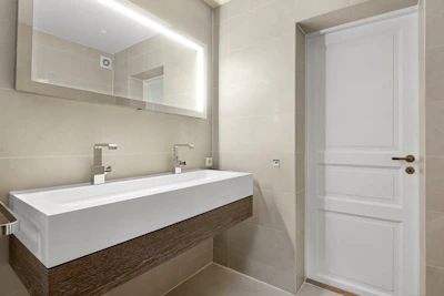 A bathroom with a sink and a mirror