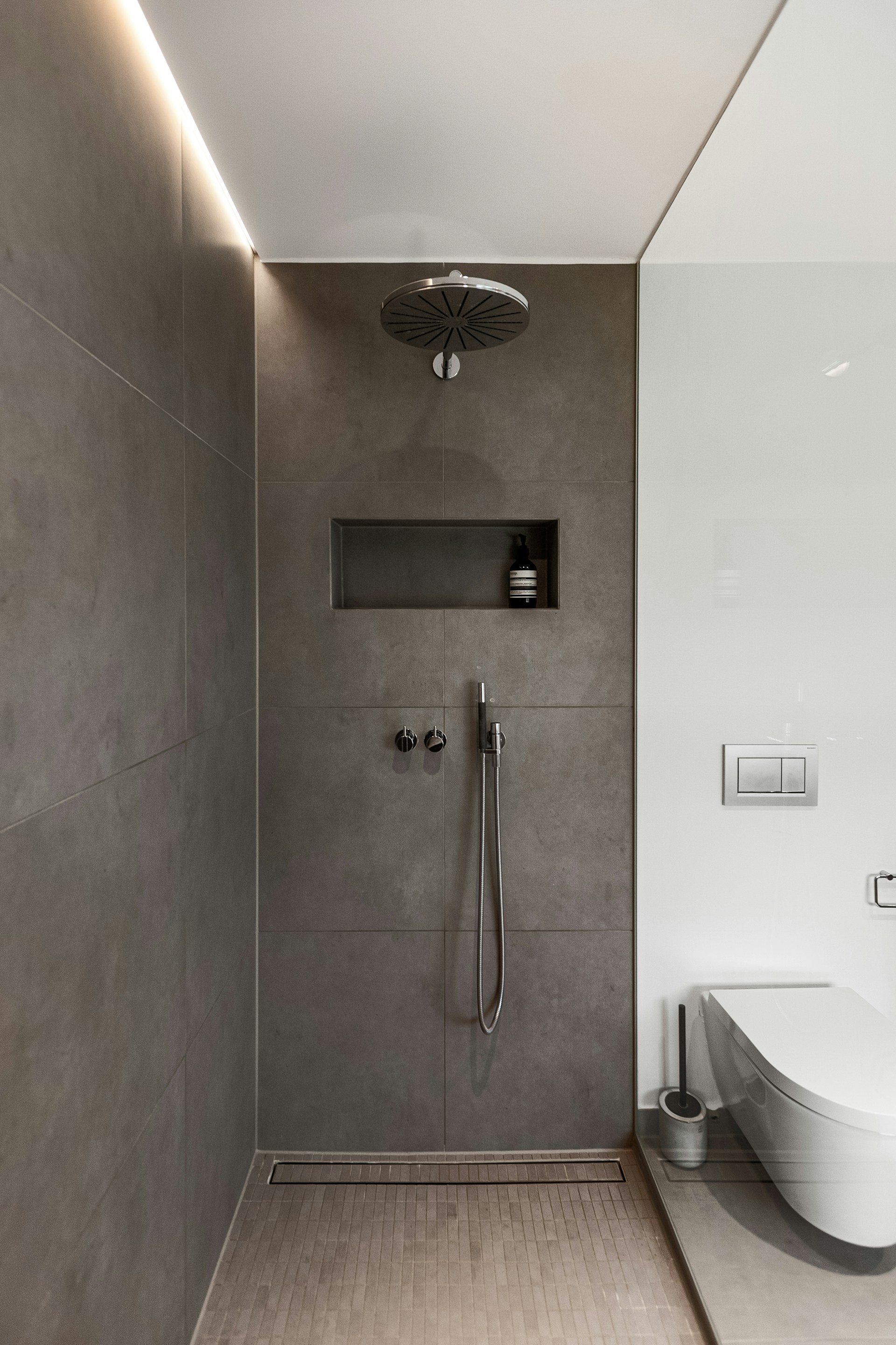 A bathroom with a toilet and a shower