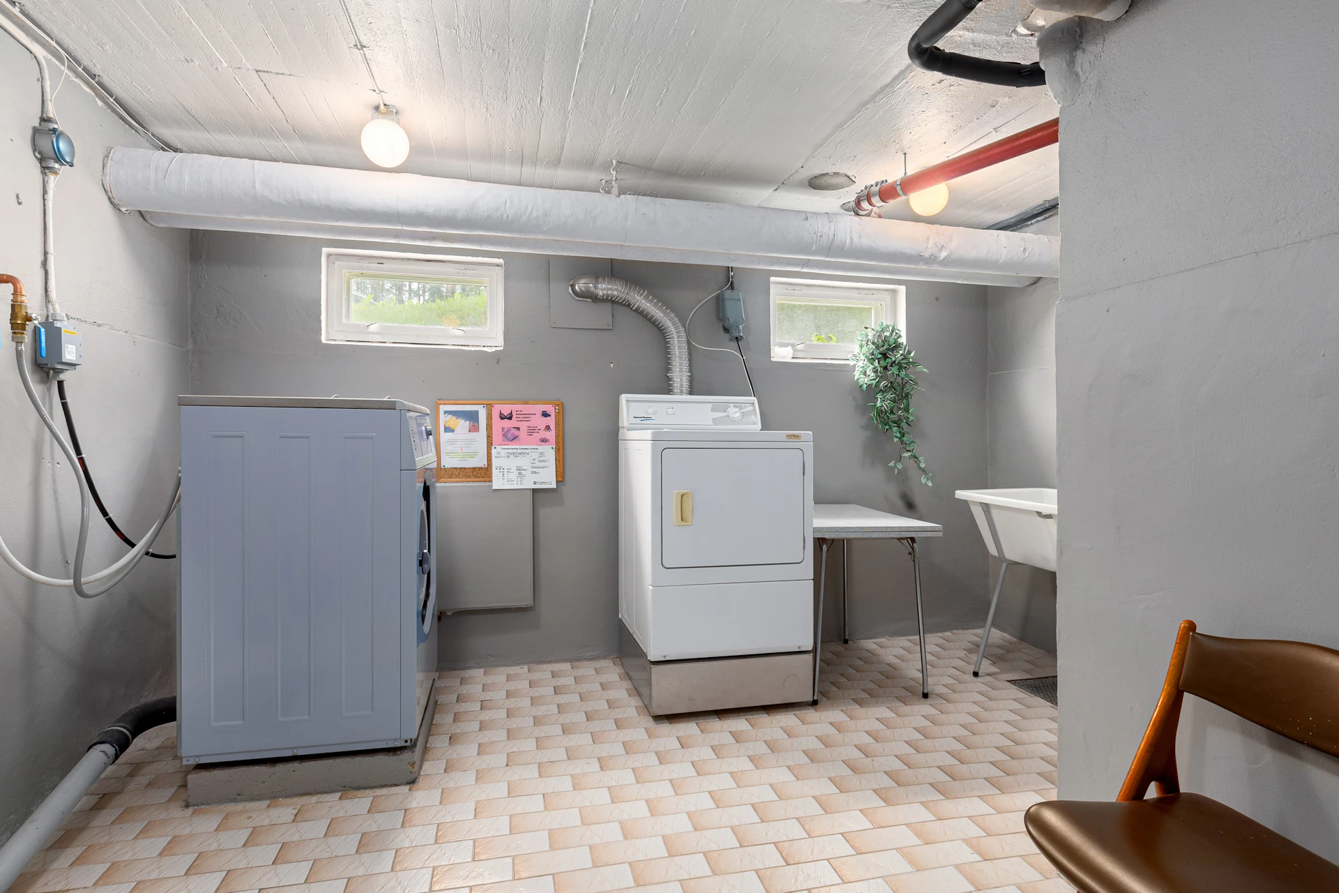 A room that has a bunch of appliances in it