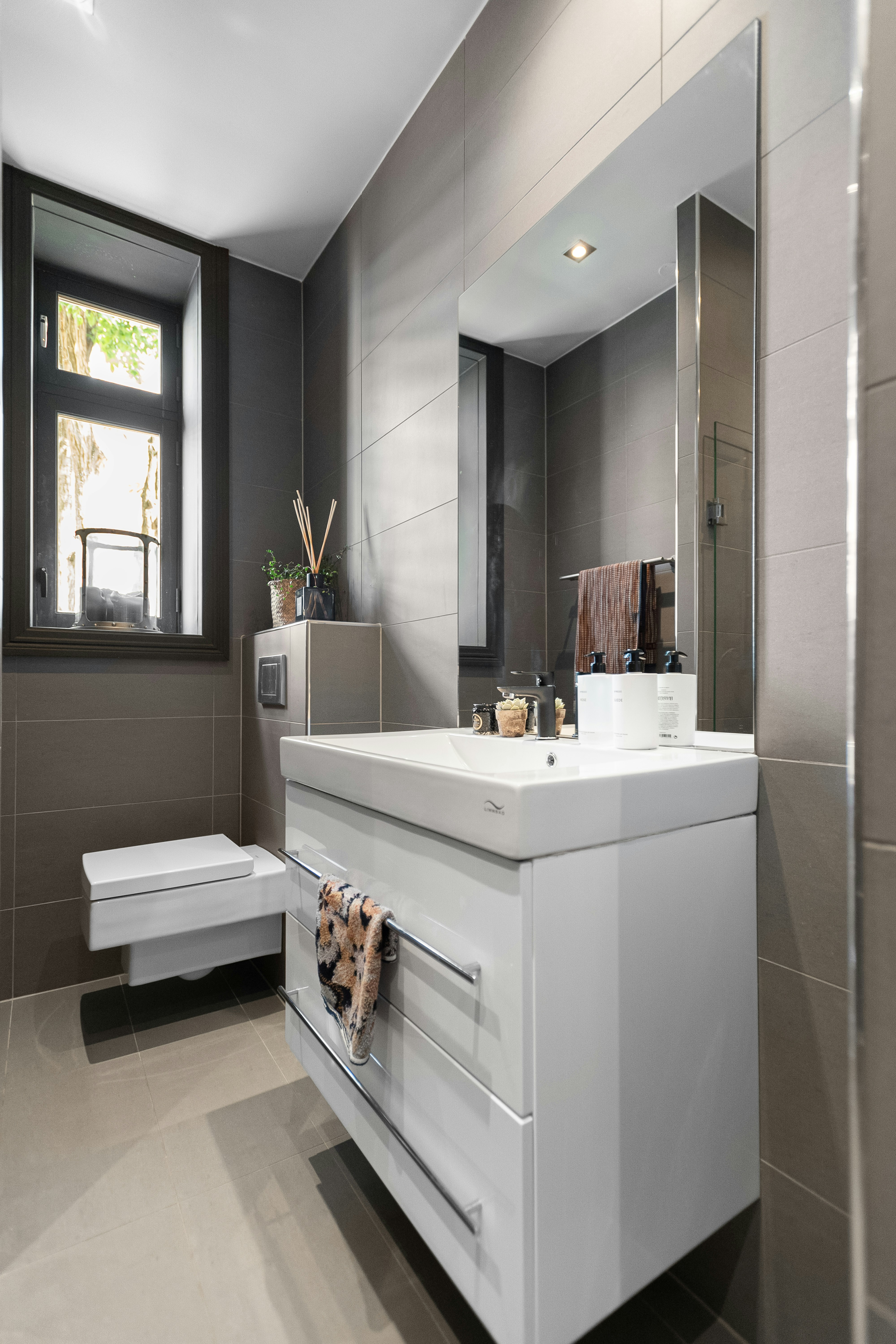 Salle de bain moderne avec équipements tendance