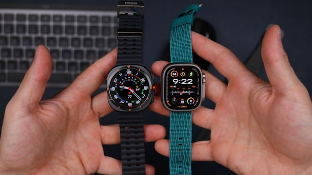 Duas mãos segurando dois modelos diferentes de Apple Watch