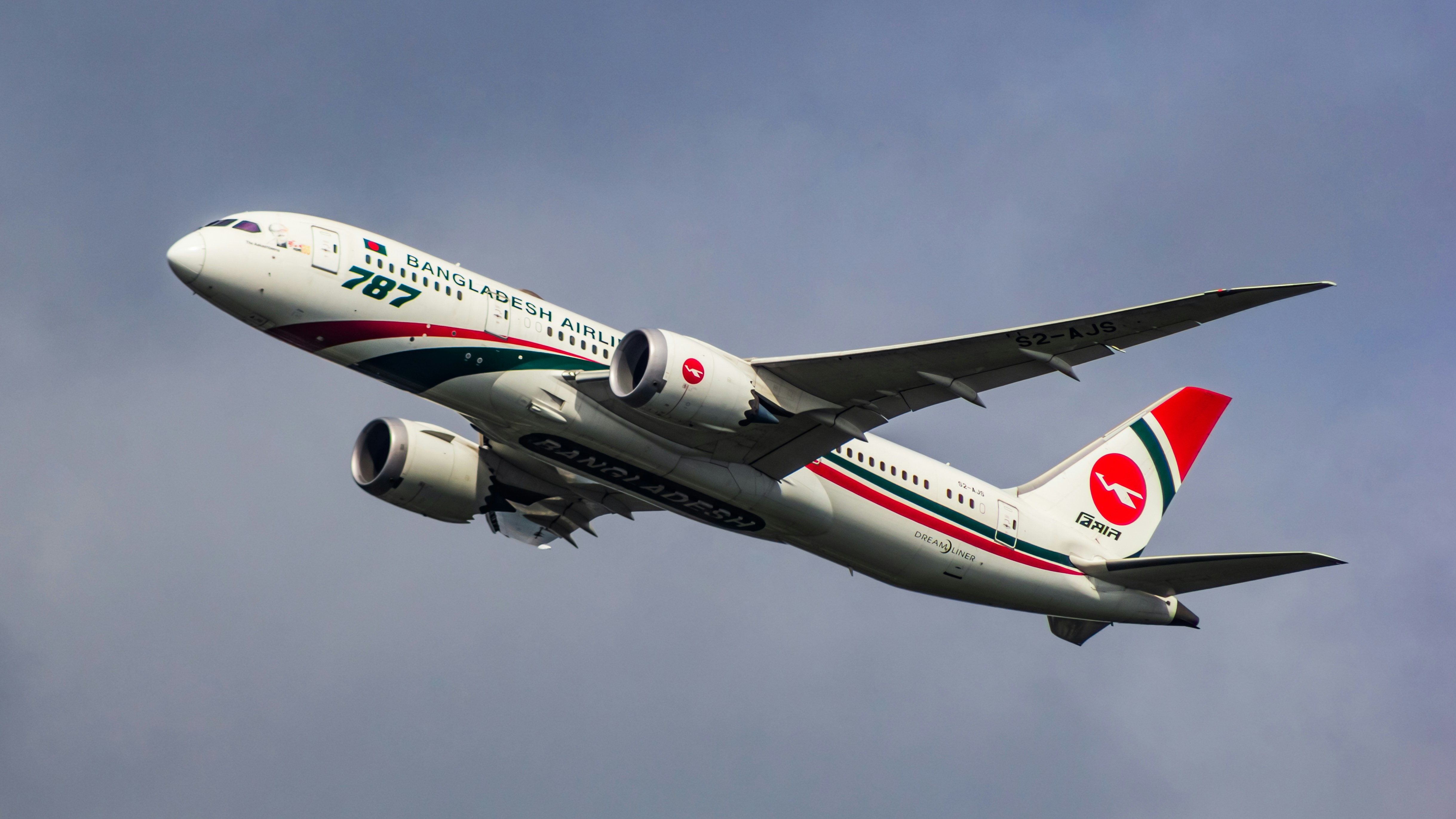 Un gran avión de pasajeros volando a través de un cielo azul nublado