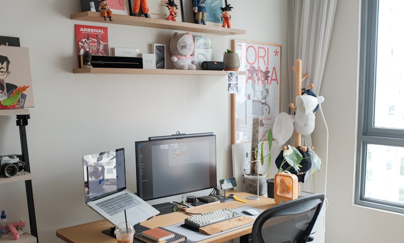 Schreibtisch mit Computer und Laptop im Büro