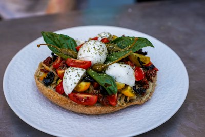 Focaccia pugliese garnie tomates cerises et mozzarella