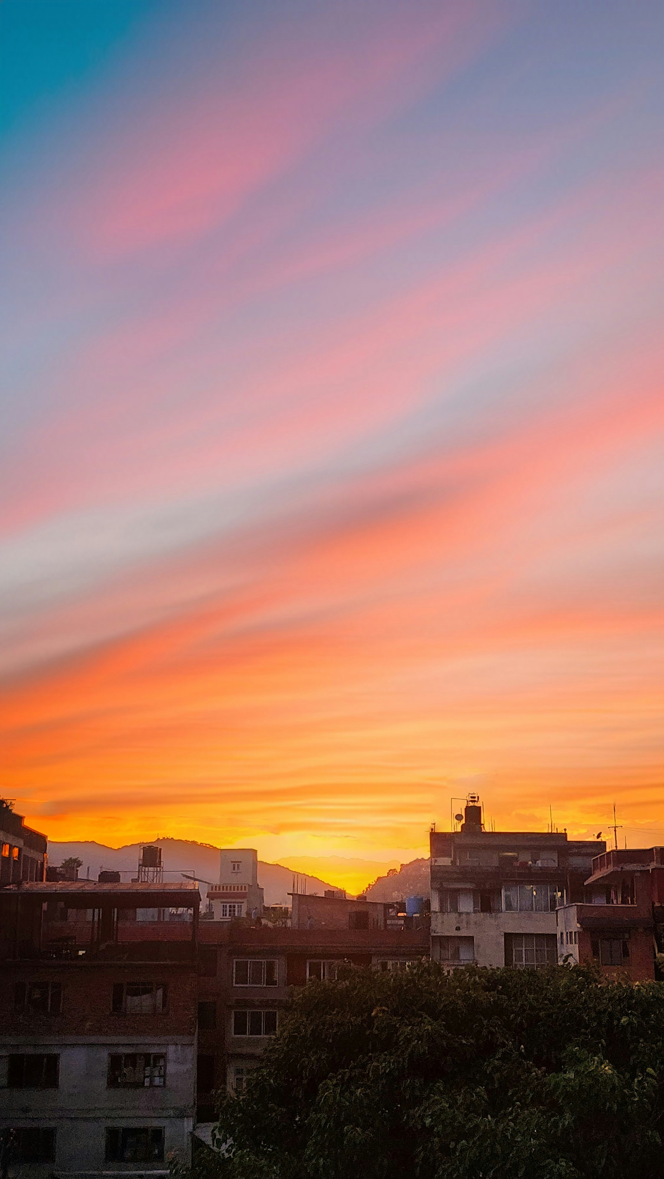 Um pôr do sol colorido sobre uma cidade com edifícios altos