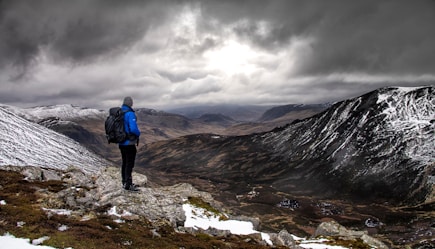 A felhőnézéshez nem sok kell. Az ég, türelelem, és hogy megengedd magadnak a csendet. 