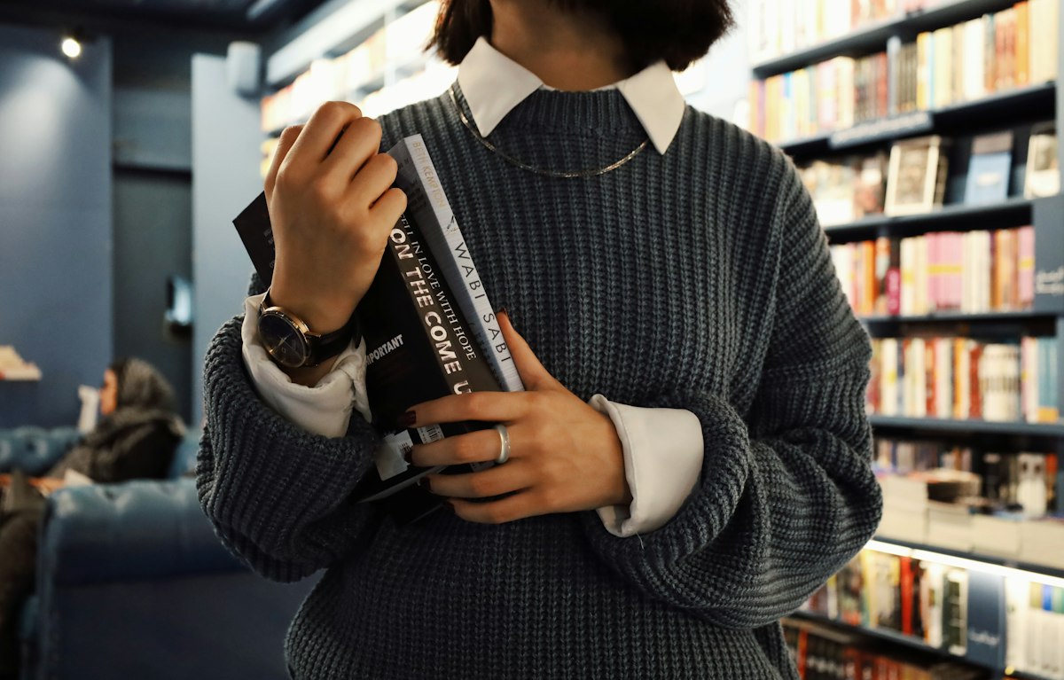 Книги, які варто прочитати підліткам: добірка за жанрами й віком