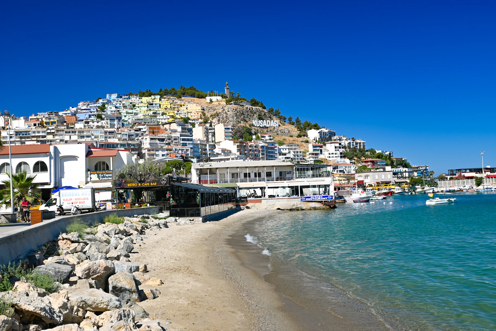 Kuşadası sahili, marina ve kent merkezi