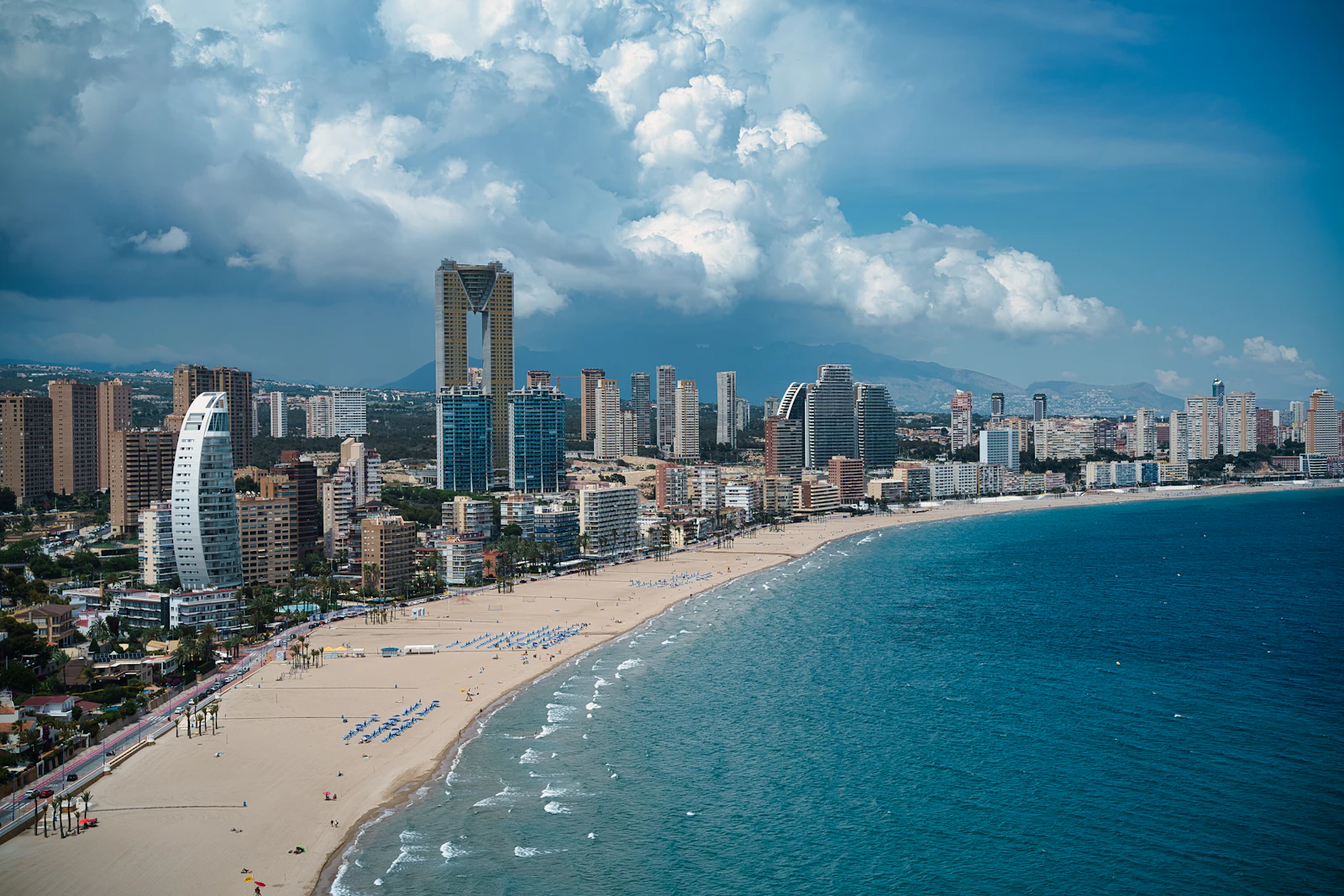 Plaża z miastem w tle