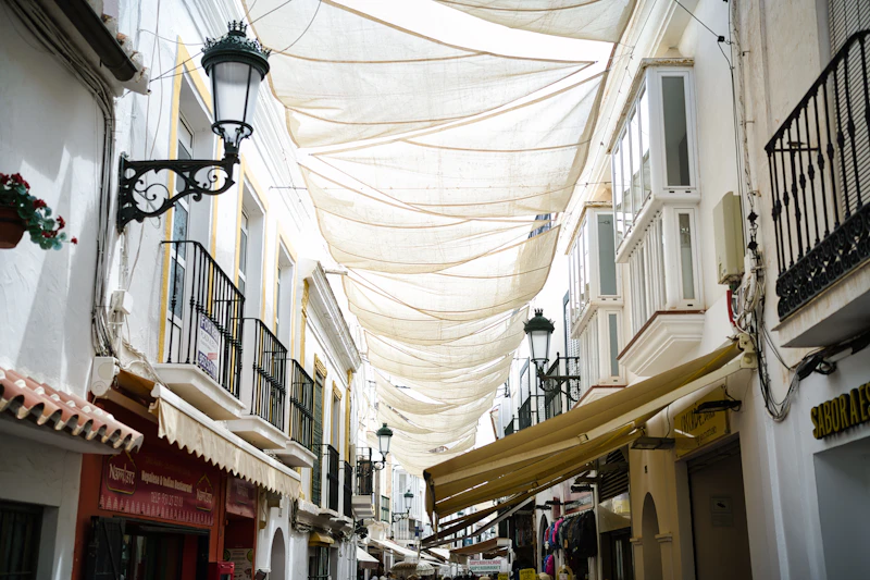 Calle de pueblo andaluz con casas blancas