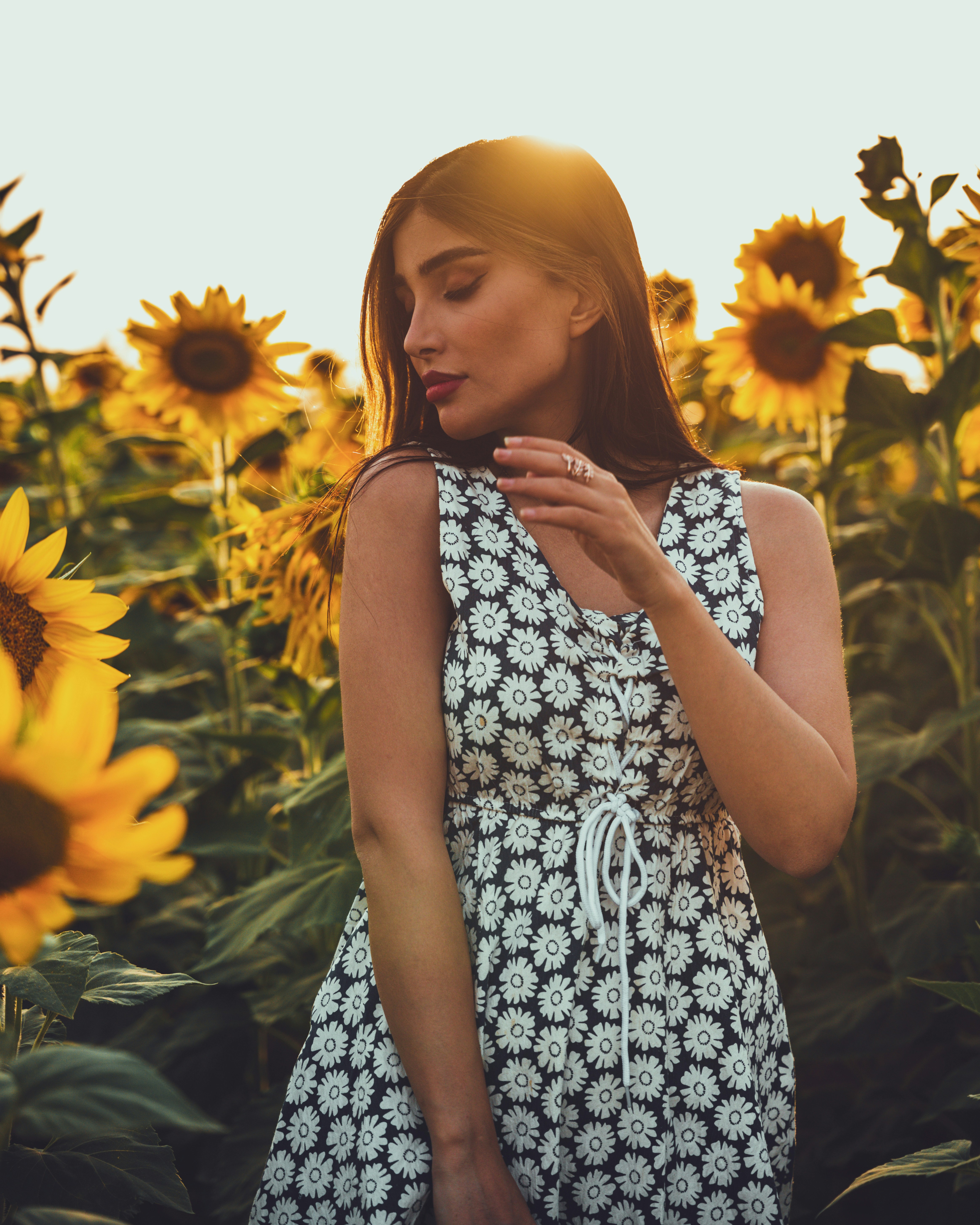 Una donna in piedi in un campo di girasoli