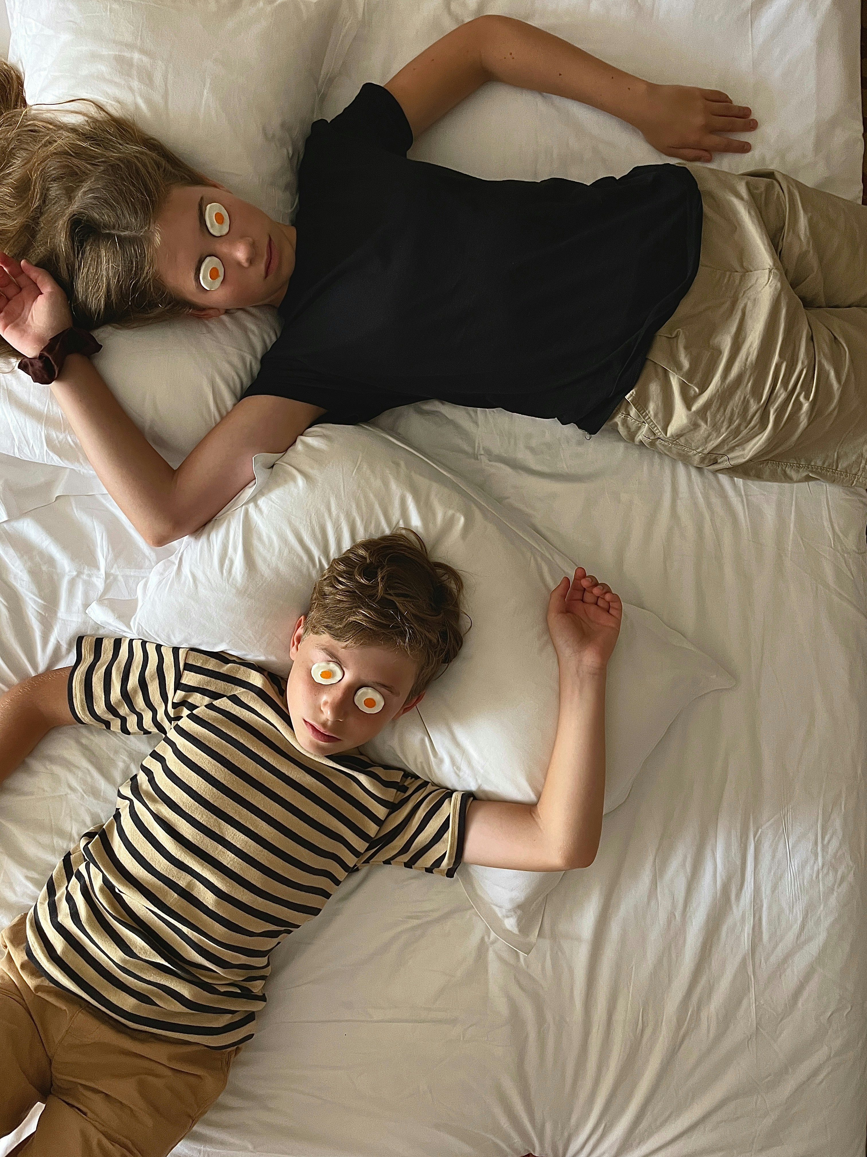 Un paio di bambini sdraiati sopra un letto