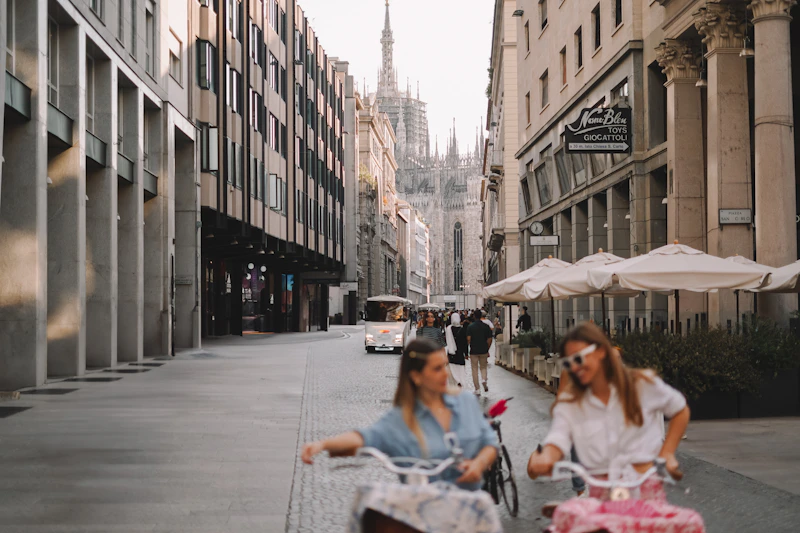 Due donne in bici lungo una strada