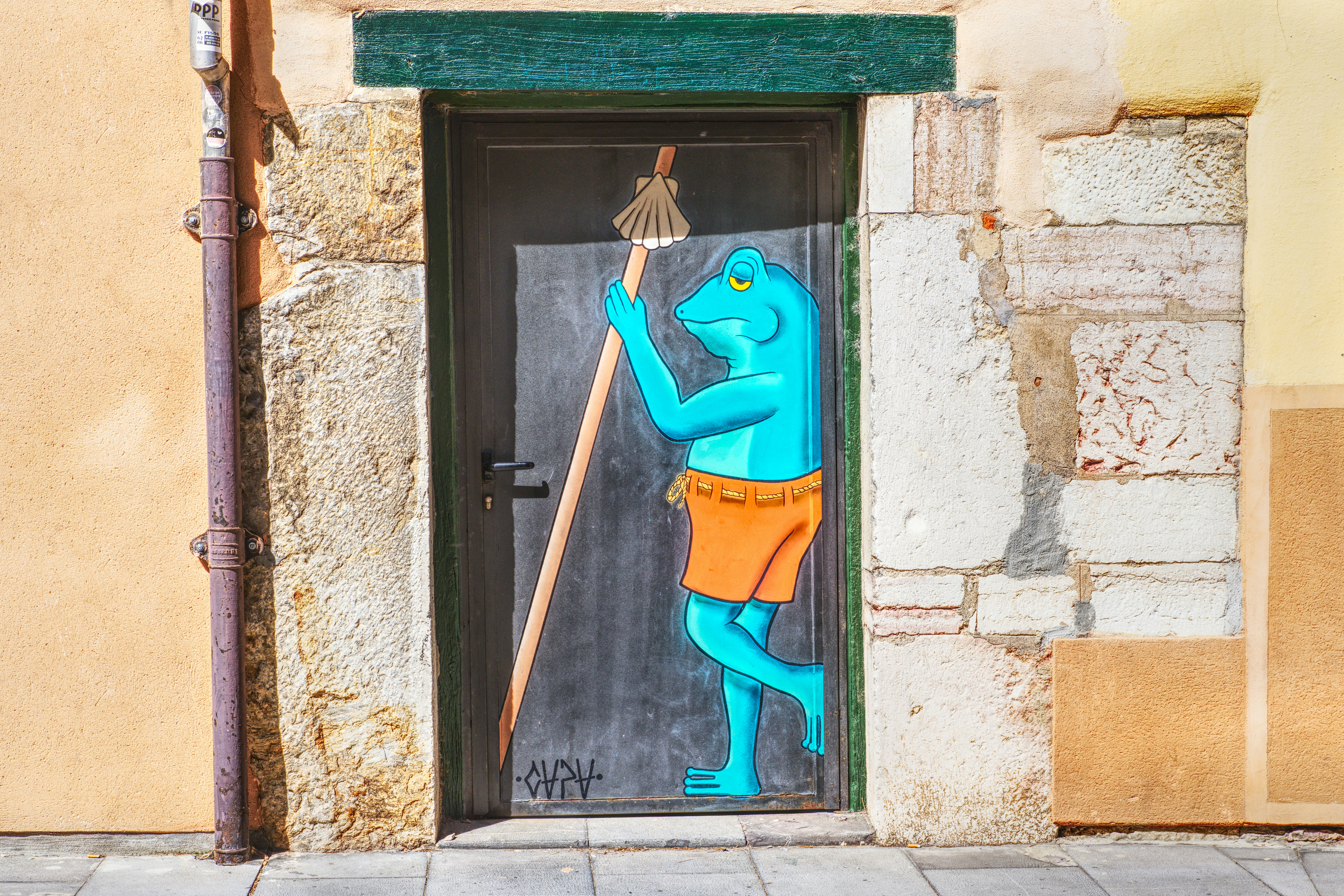 Una porta con un dipinto di un uomo che tiene una scopa