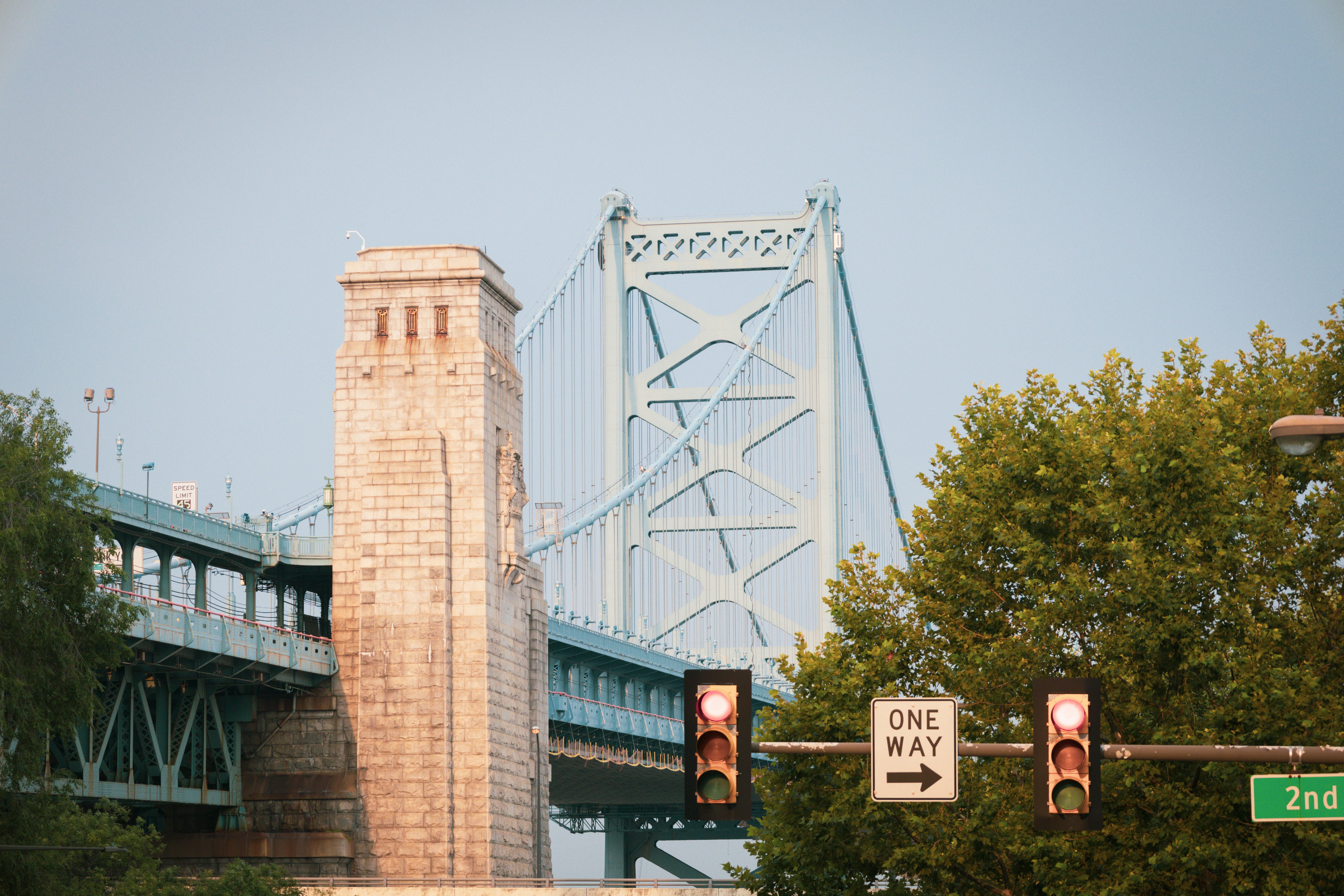 Eine Ampel mit einer Brücke im Hintergrund