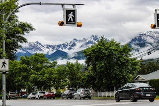 A traffic light that is on the side of a road