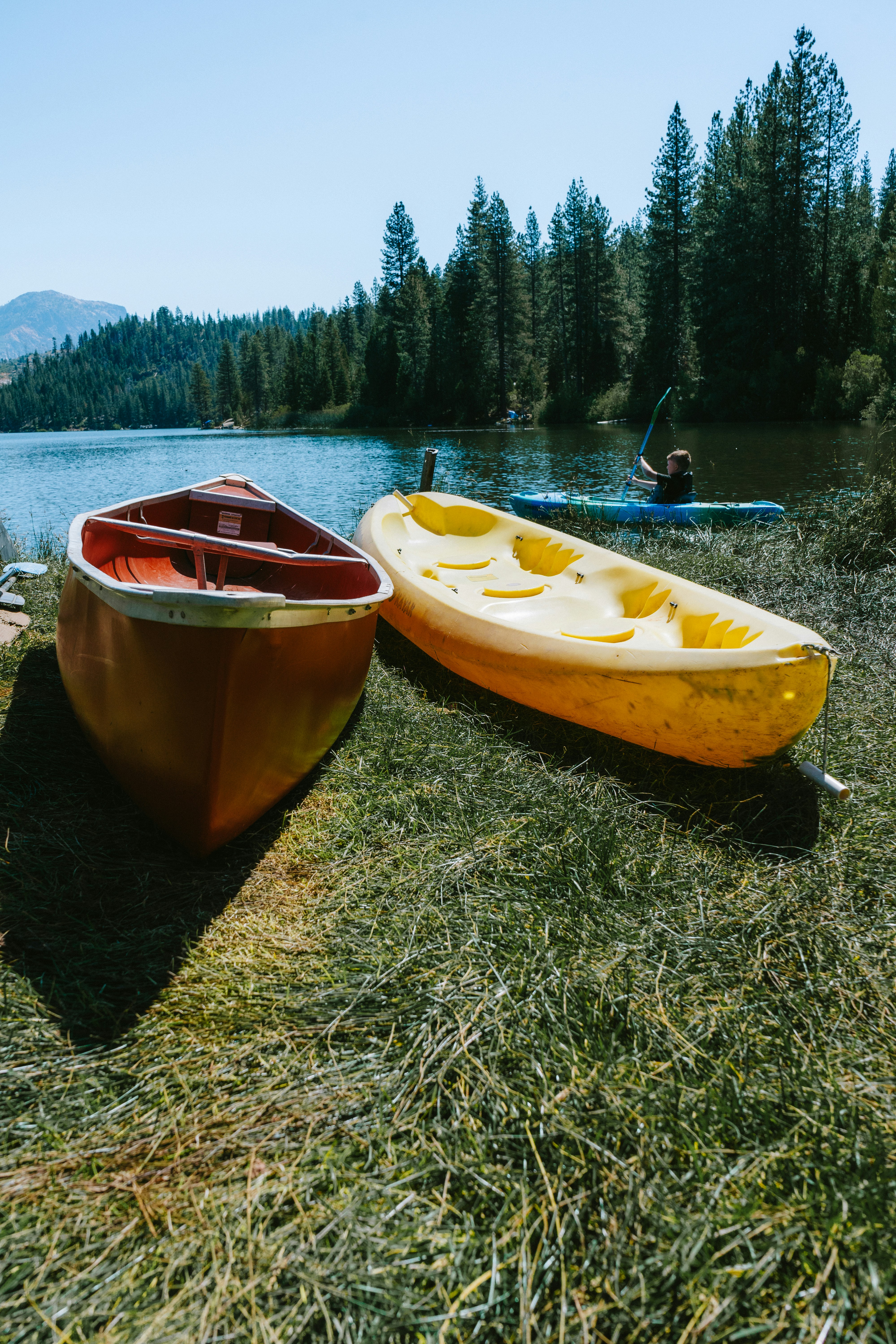 Dos canoas sentadas en la orilla de un lago foto – Imagen de Humano  gratuita en Unsplash, image size:3000x4500