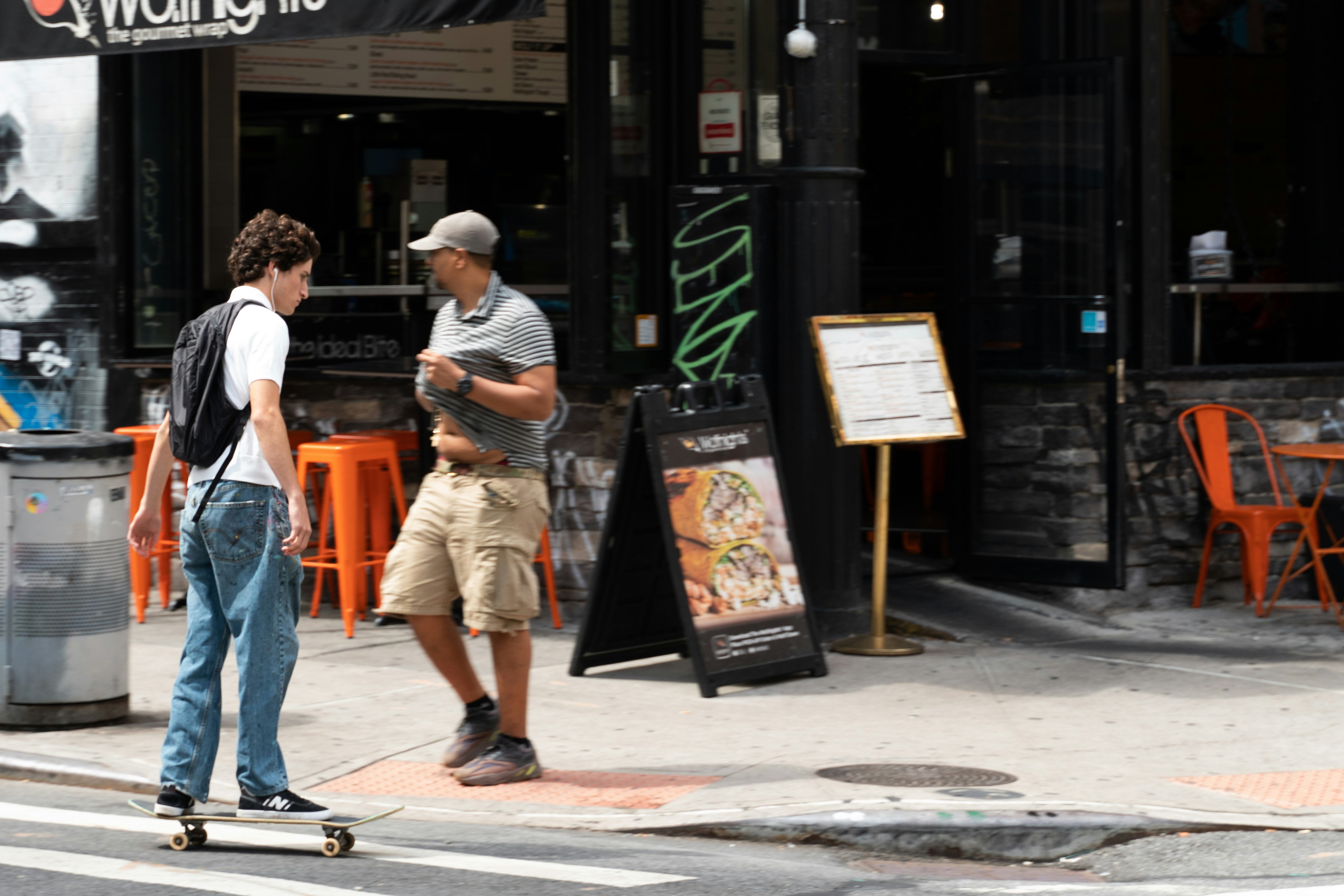 Microbrand Spotlight: How UK Indie Eyeliner Makers Win in 2026 — From Micro‑Batches to Micro‑Subscriptions