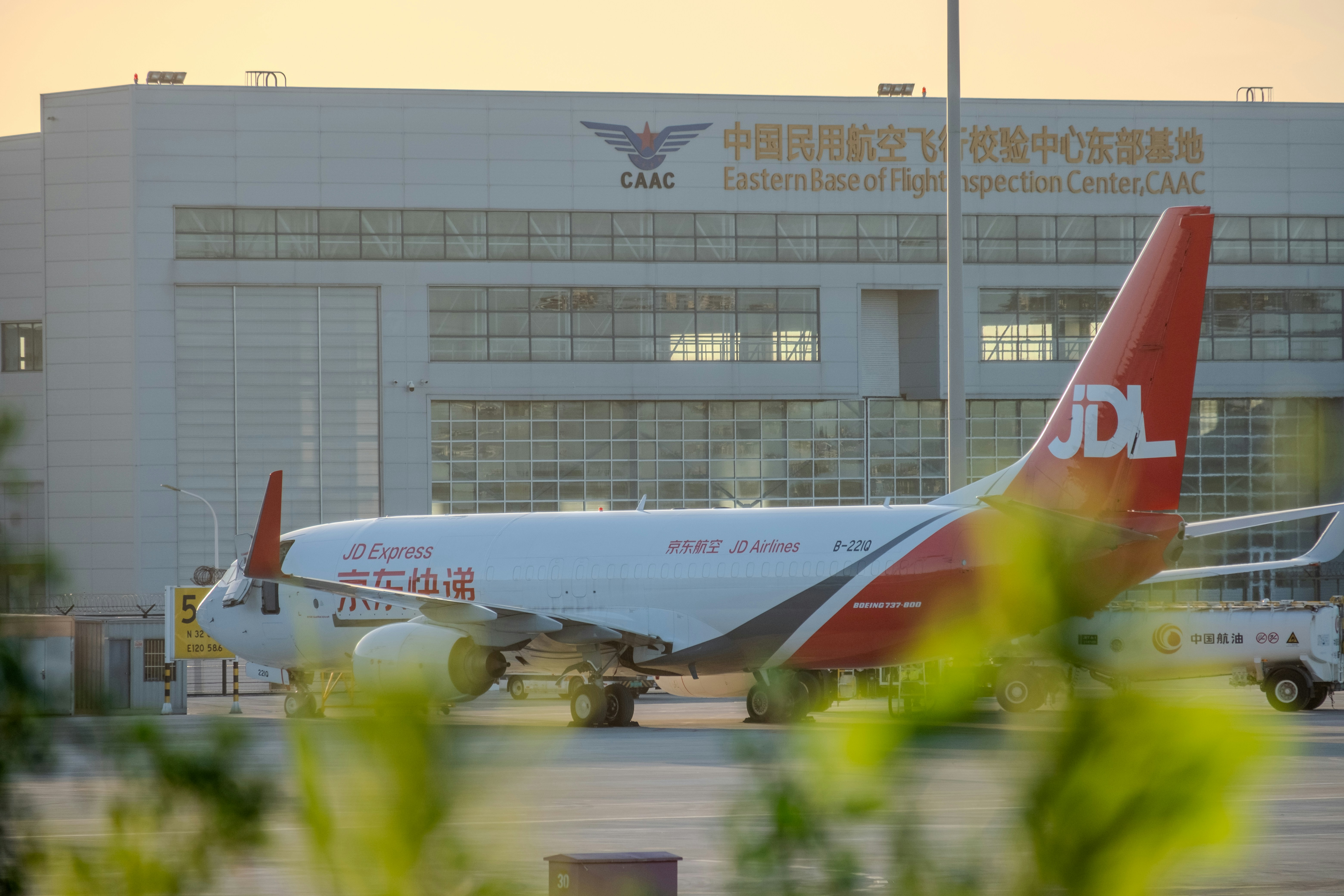 空港の駐機場の上に鎮座する大型ジェット旅客機