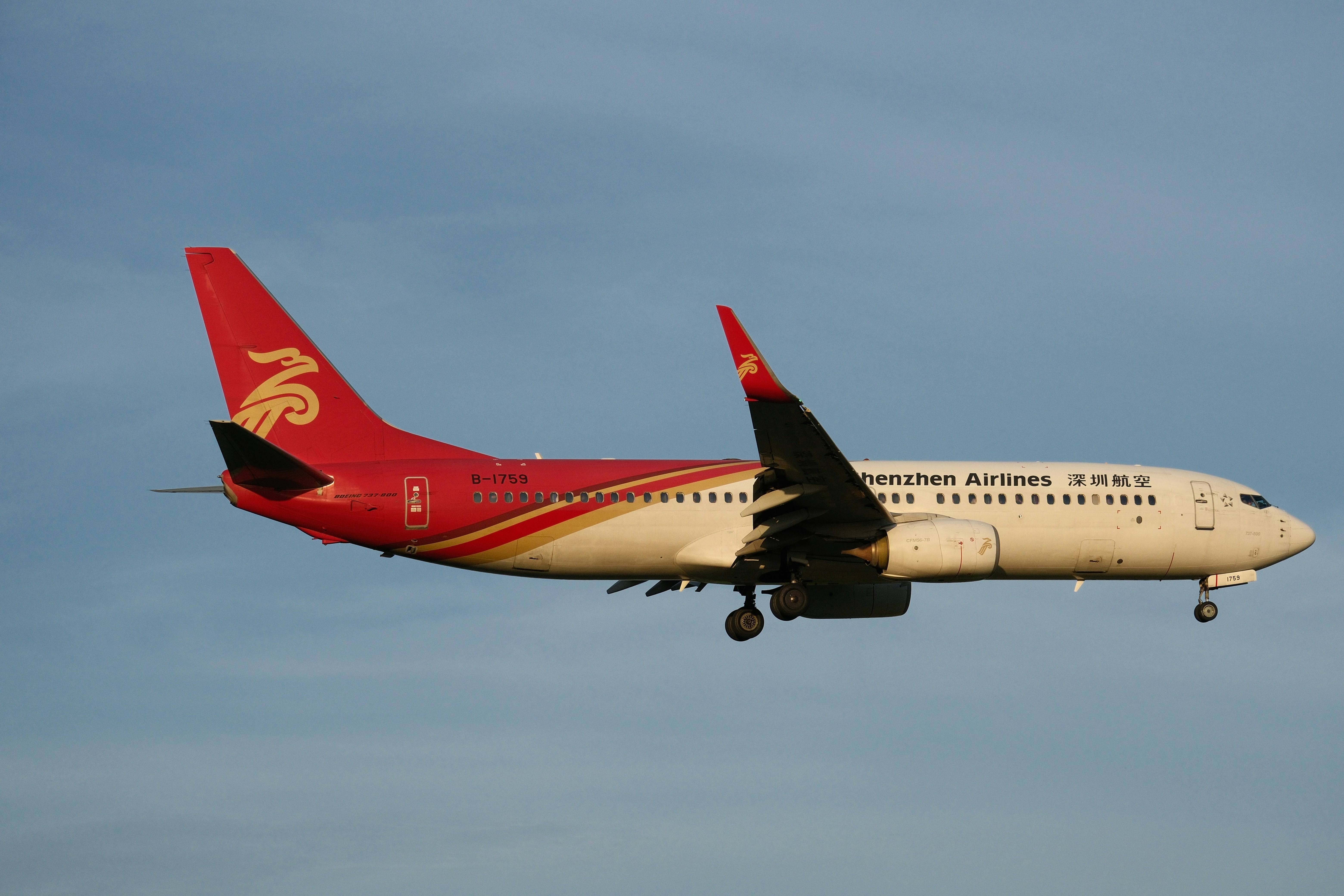 青空を飛ぶ大型ジェット旅客機