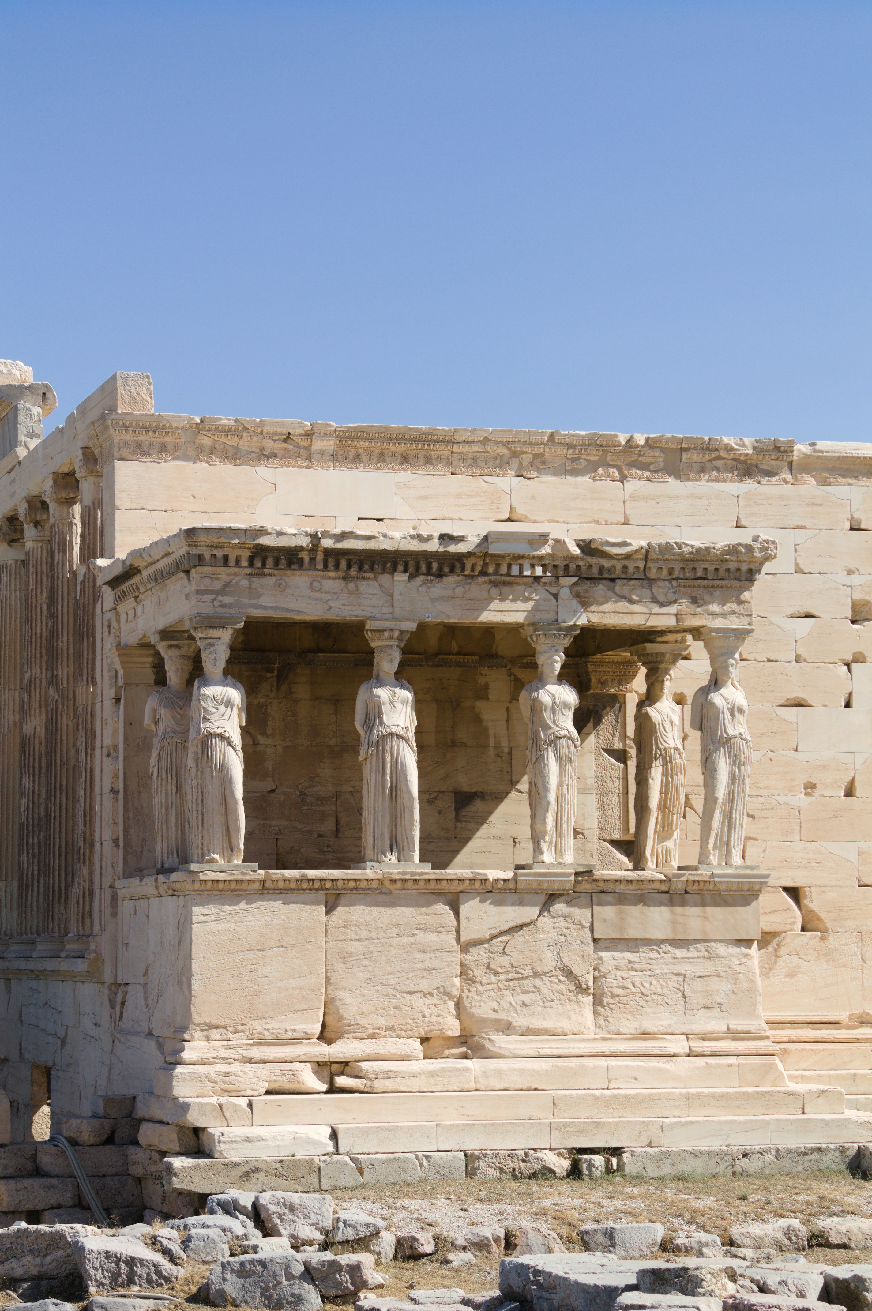 Un grupo de estatuas en el costado de un edificio