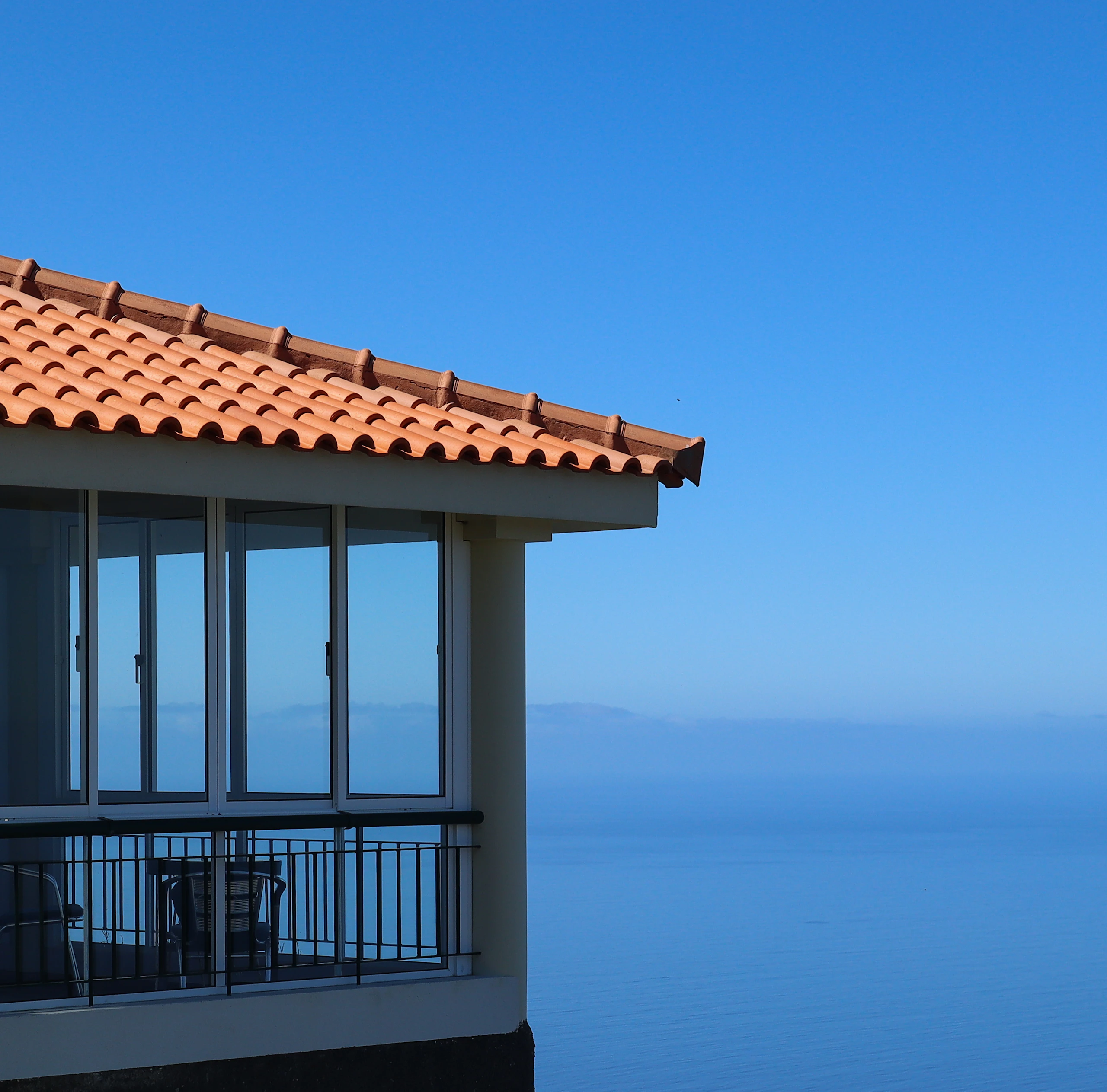 Balcony under a tiled roof facing the ocean