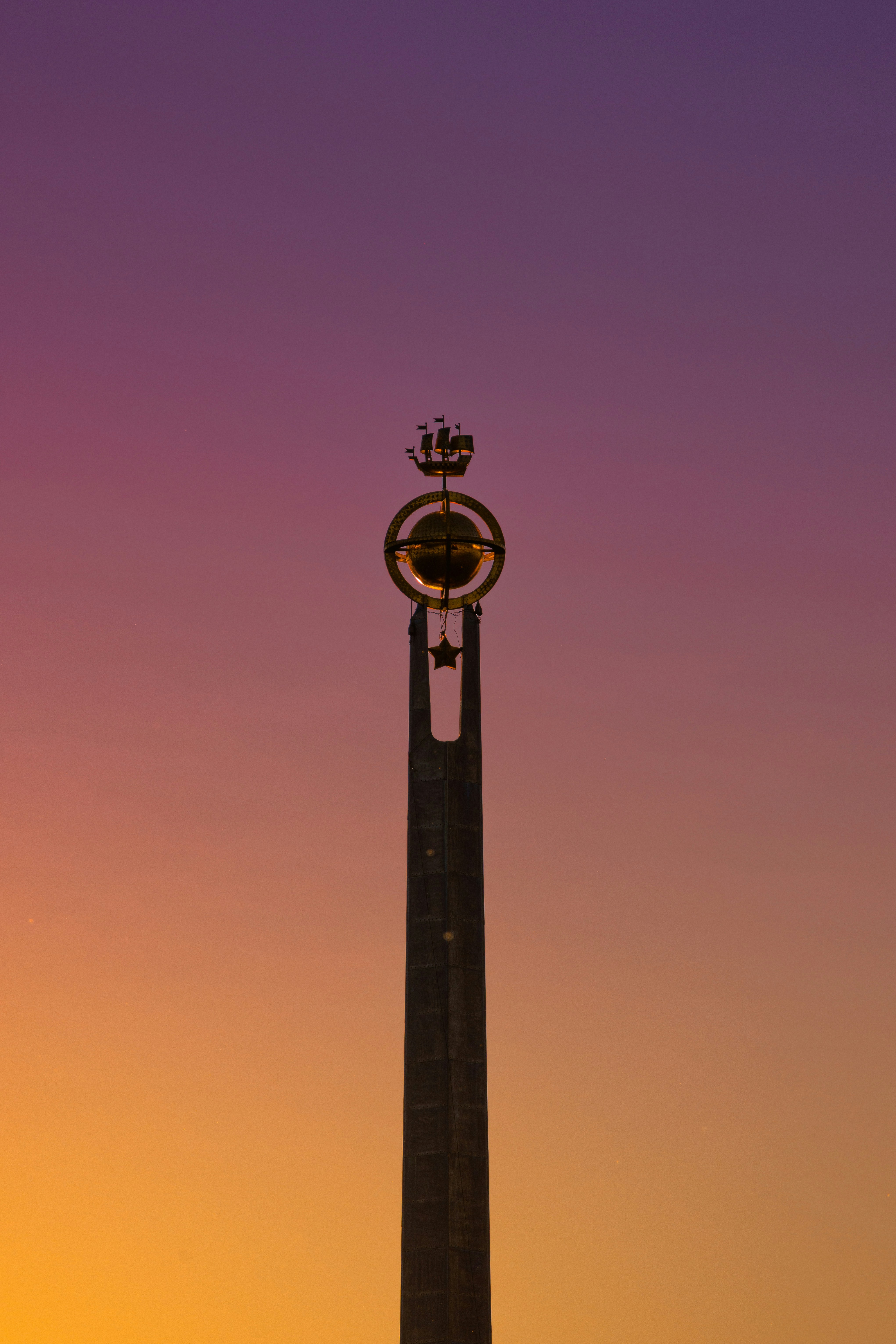 時計が上に乗った高い塔