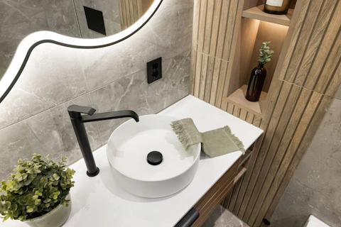 A bathroom with a sink and a mirror