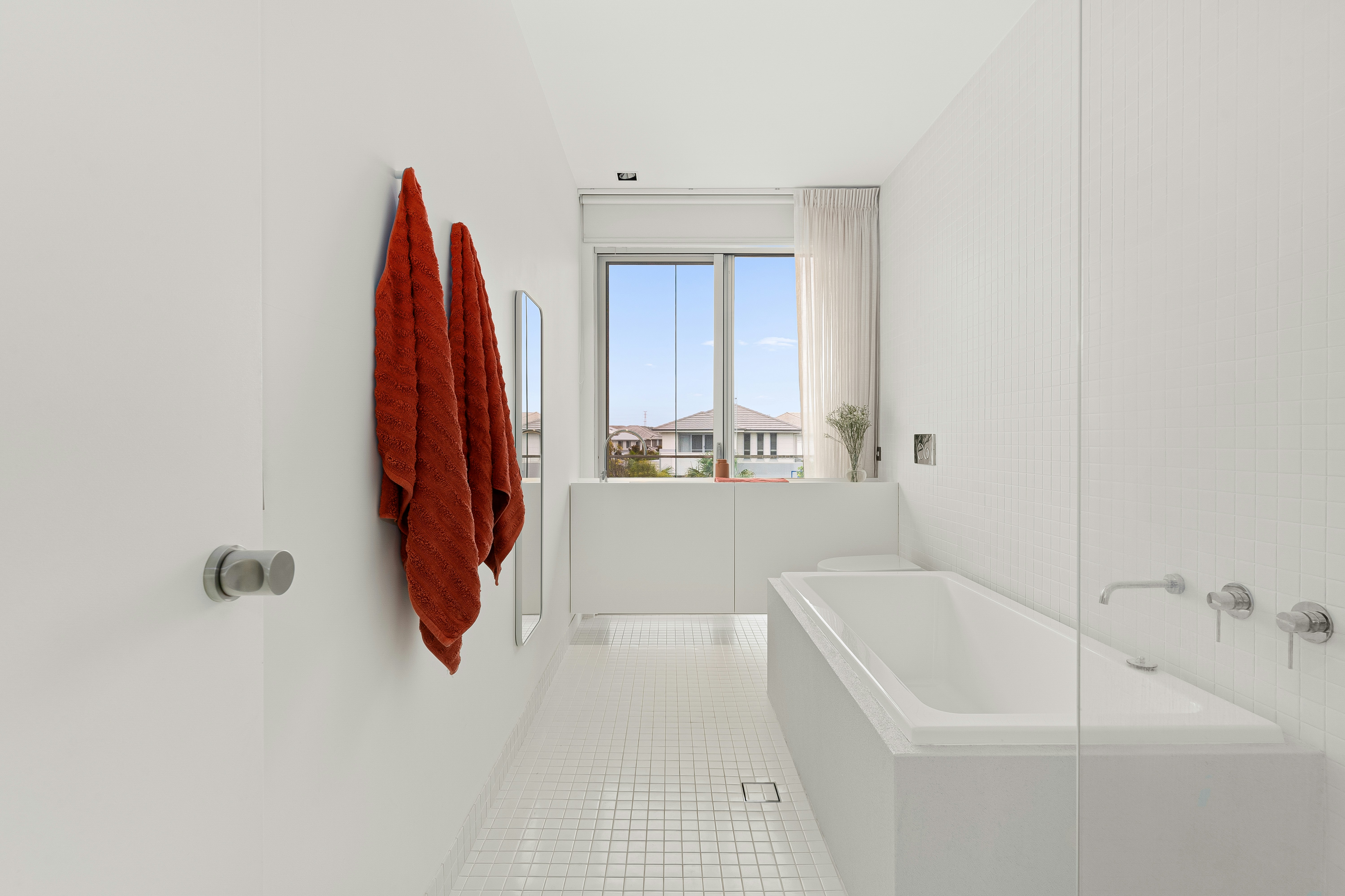 8 Monochrome Bathroom Styles That Complement Luxury Bath Towels