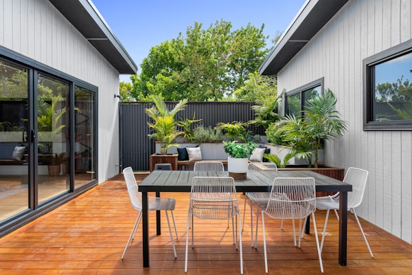 Terrasse aus Accoya-Holz mit natürlicher Maserung