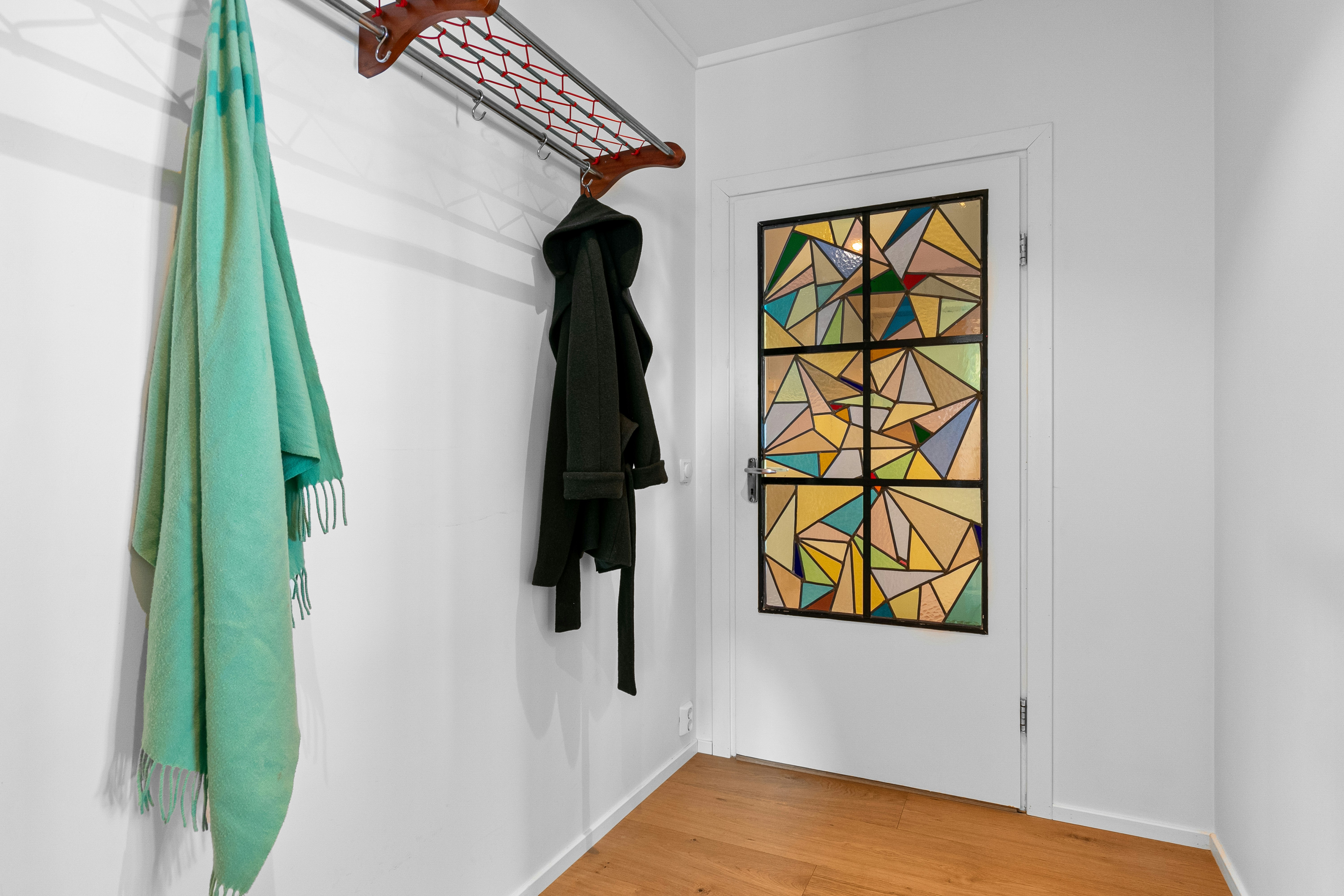 cozy closet wallpaper, wallpaper, Walk-In Closet Design: Cozy & Contemporary Ideas 4