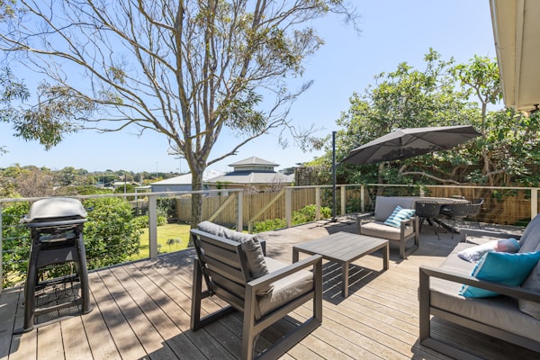 Minimalistiche Keramik-Terrasse in Betonoptik