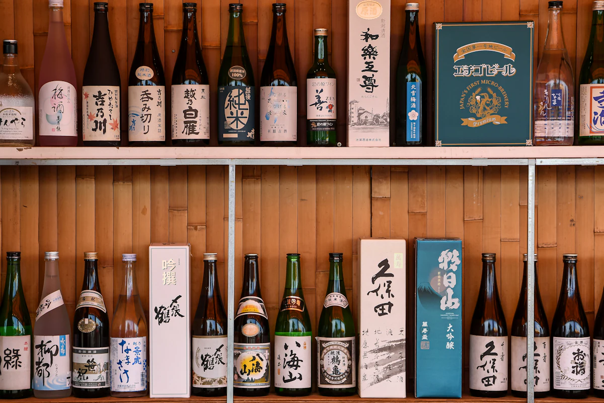 熊本の地酒と球磨焼酎の一升瓶が並ぶ店内の酒棚