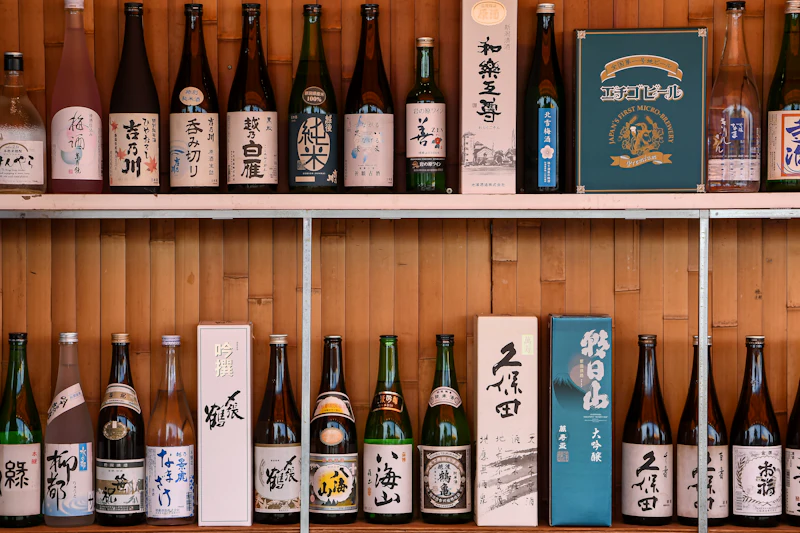 熊本の地酒と球磨焼酎が並ぶ酒棚