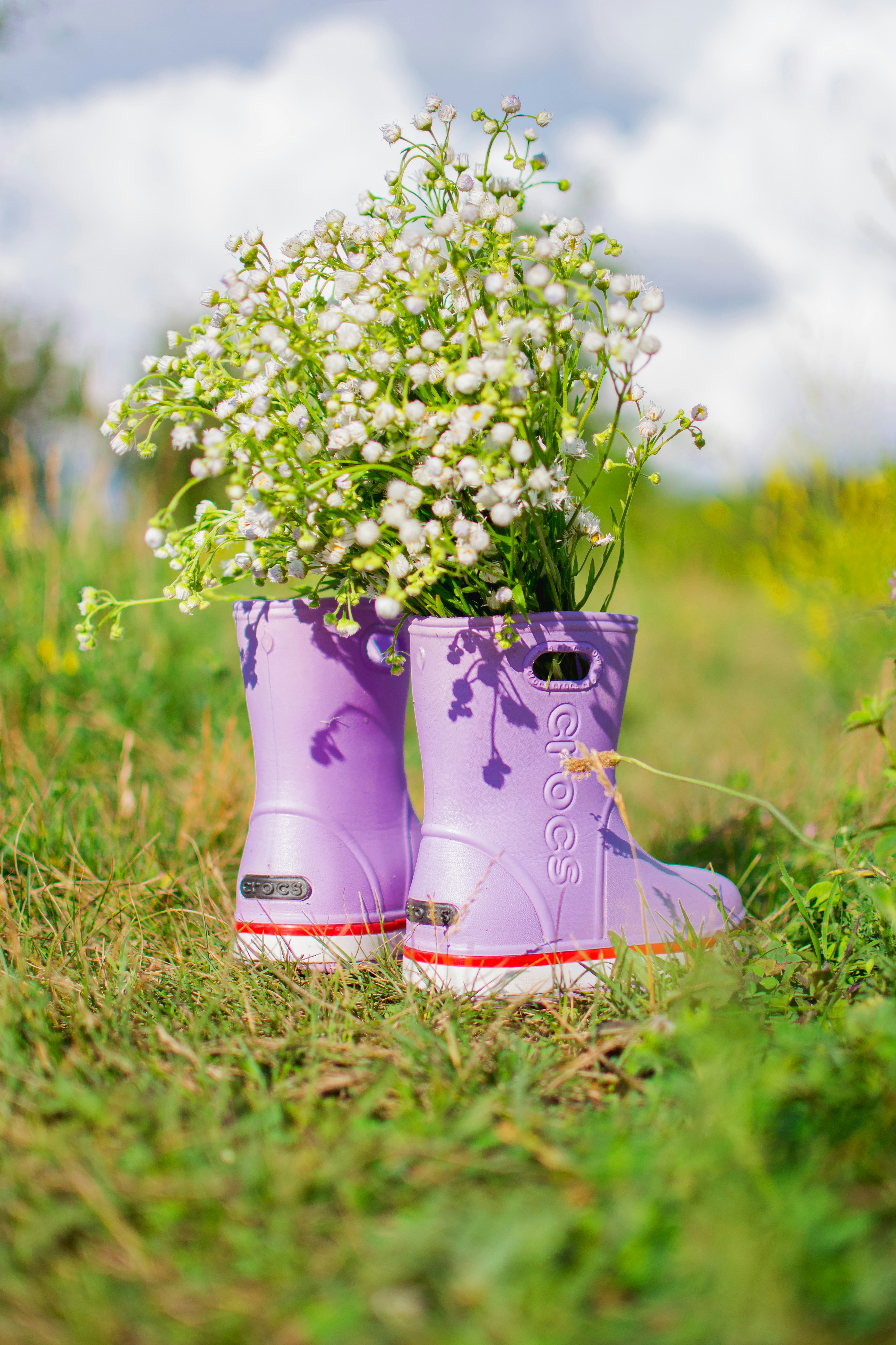 Un par de botas moradas con flores