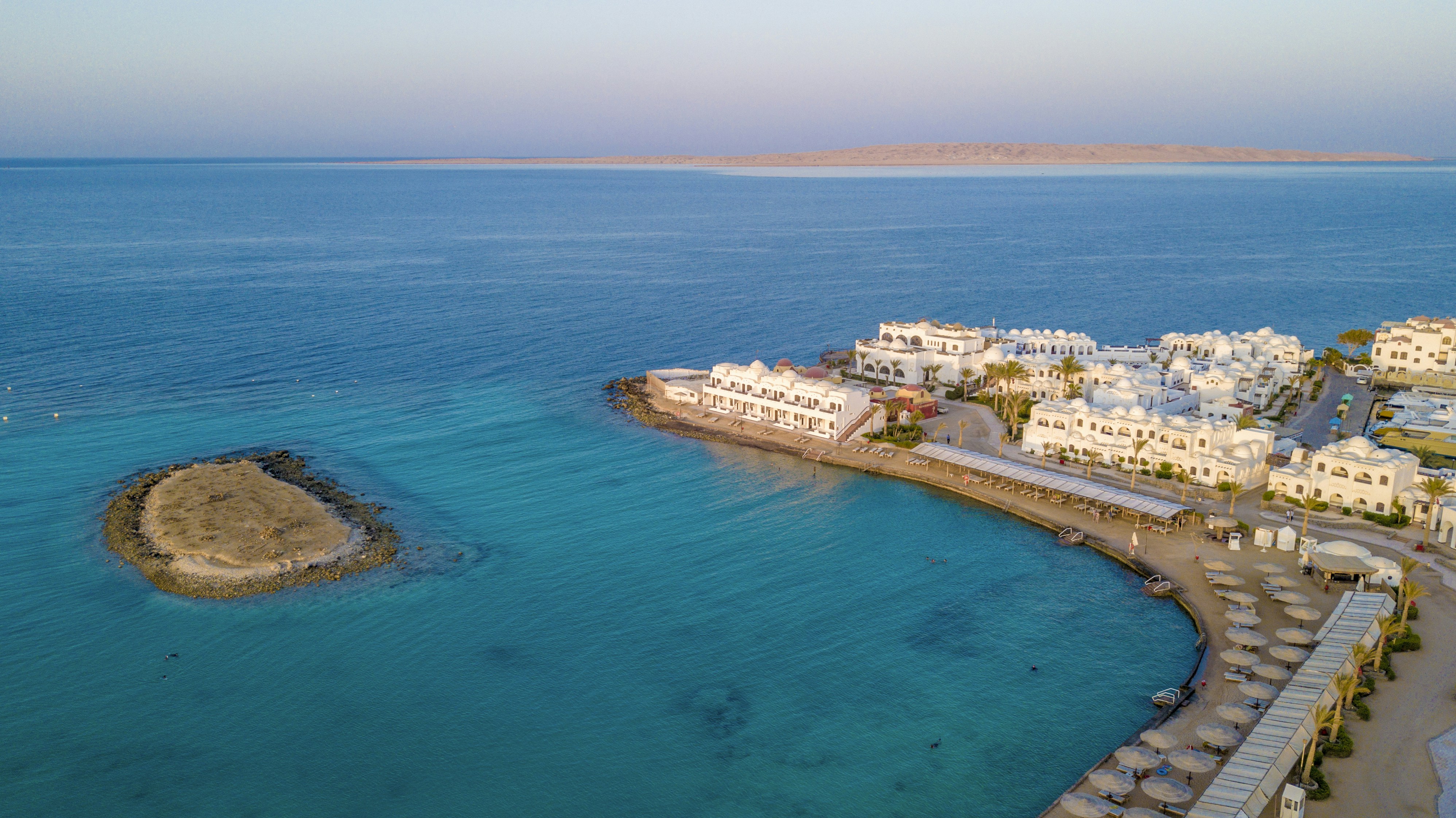 Вид с высоты птичьего полёта на курорт на воде