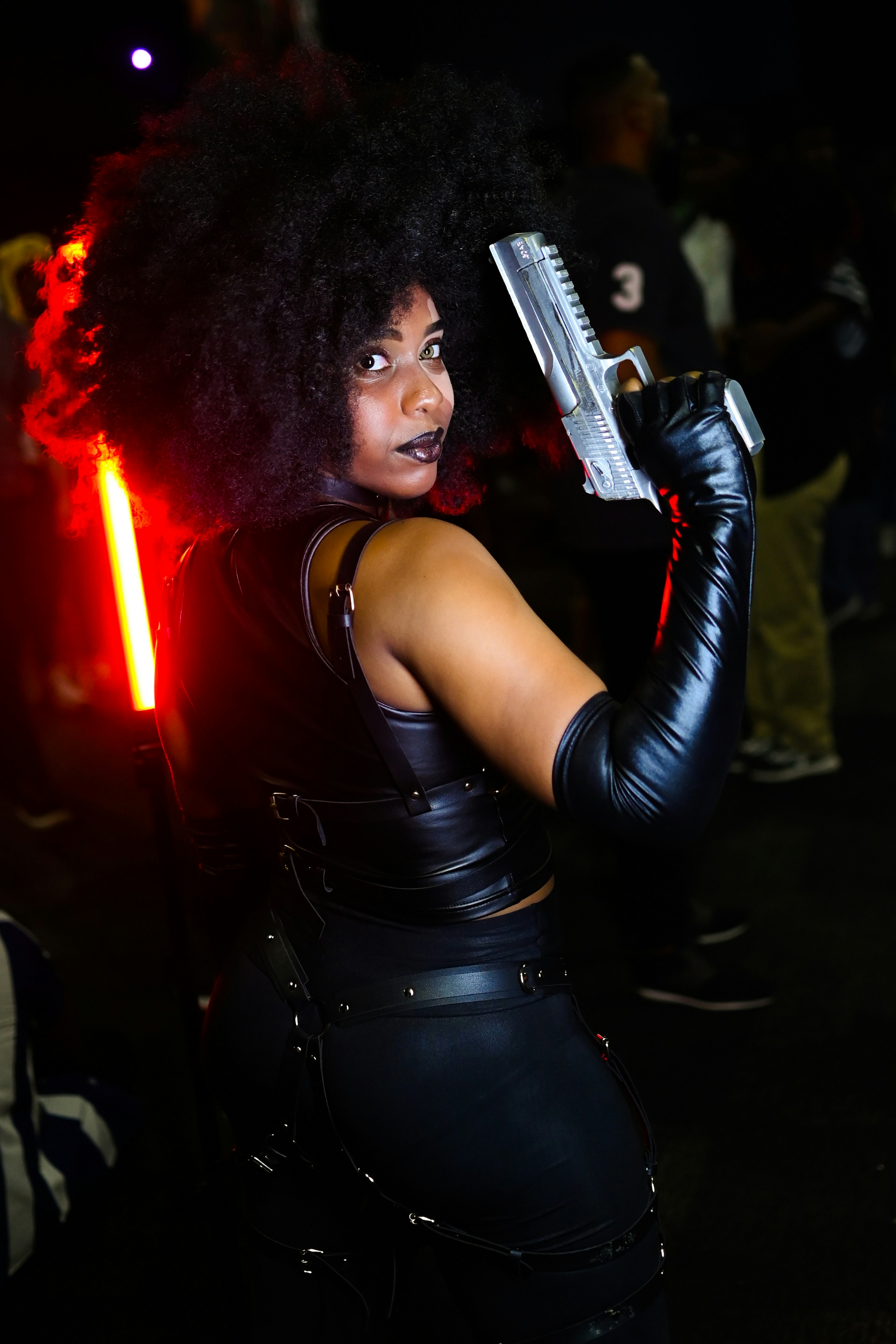 Seorang wanita berpakaian hitam memegang sci - fi fi fi fi fi