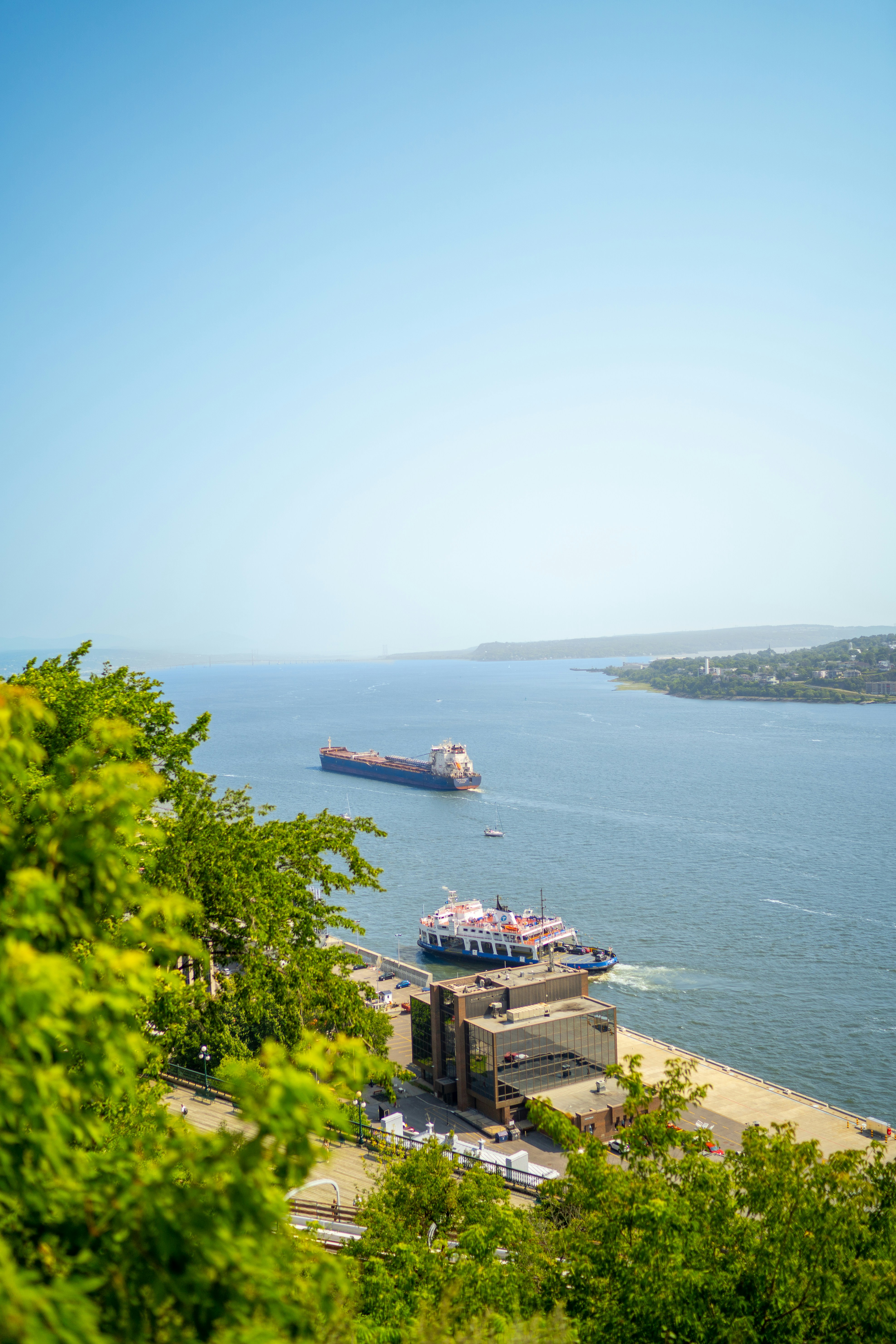Une vue d’un plan d’eau depuis une colline