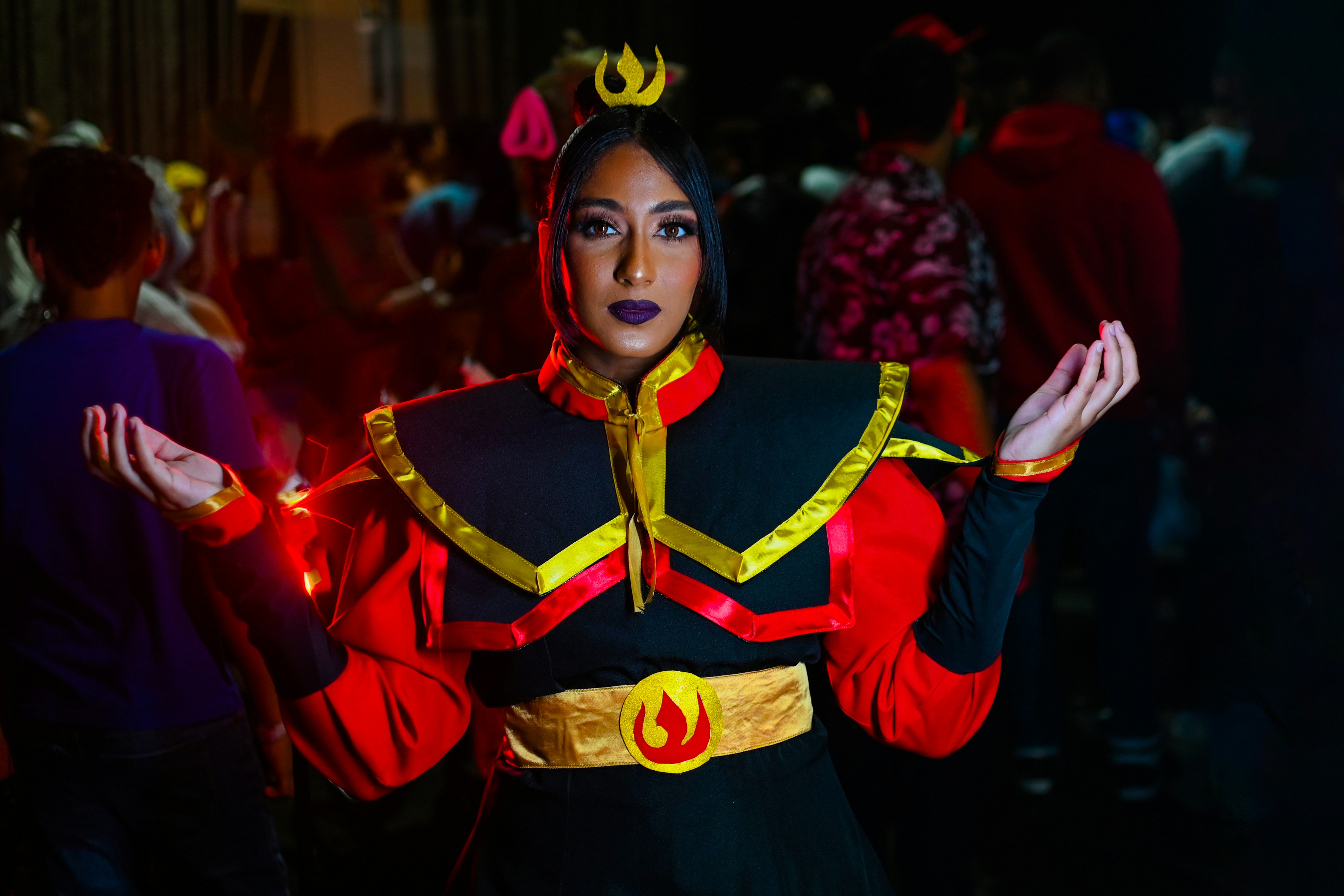Seorang wanita berkostum berdiri di sebuah ruangan