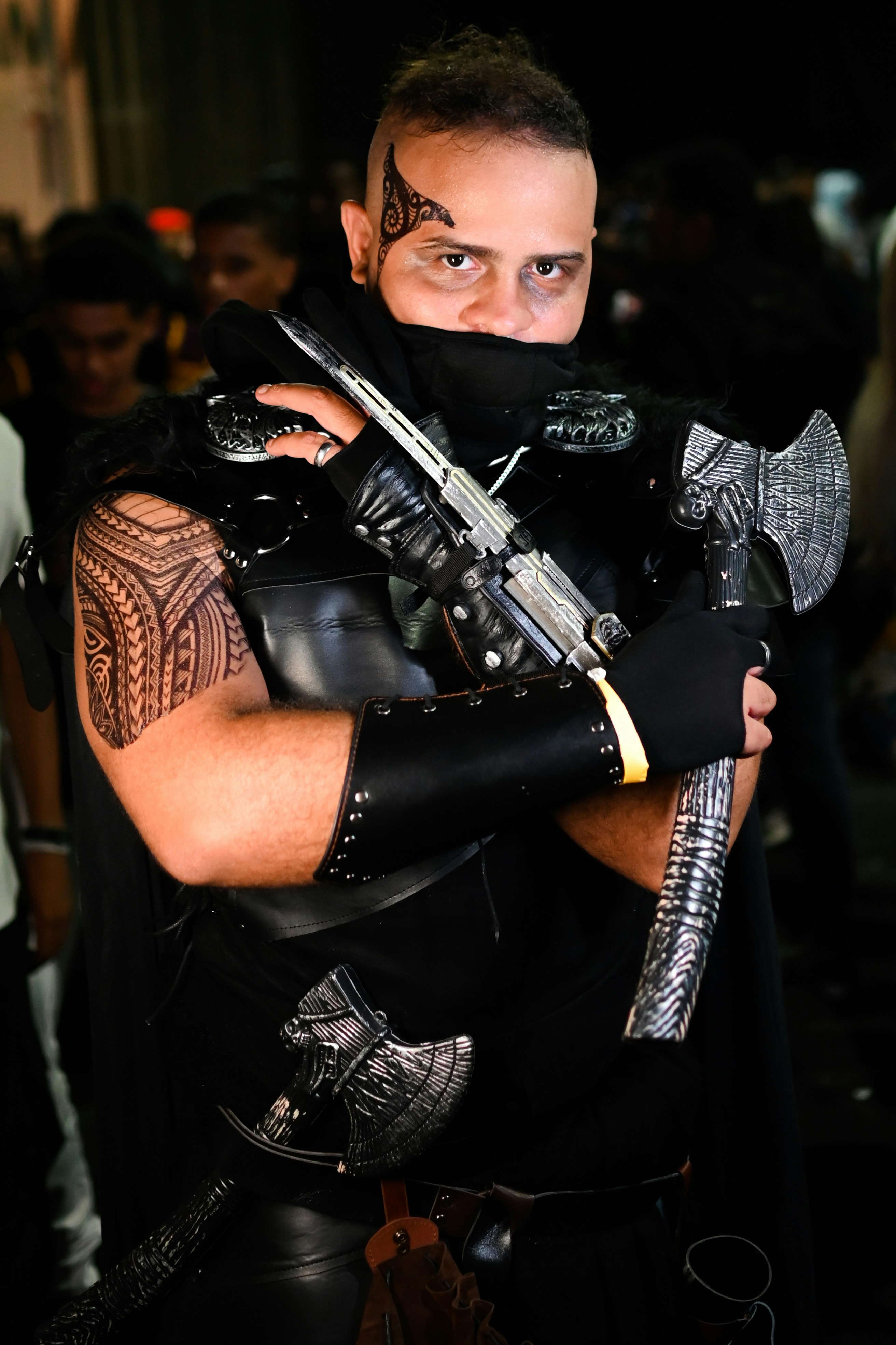 Seorang pria berkostum memegang pistol