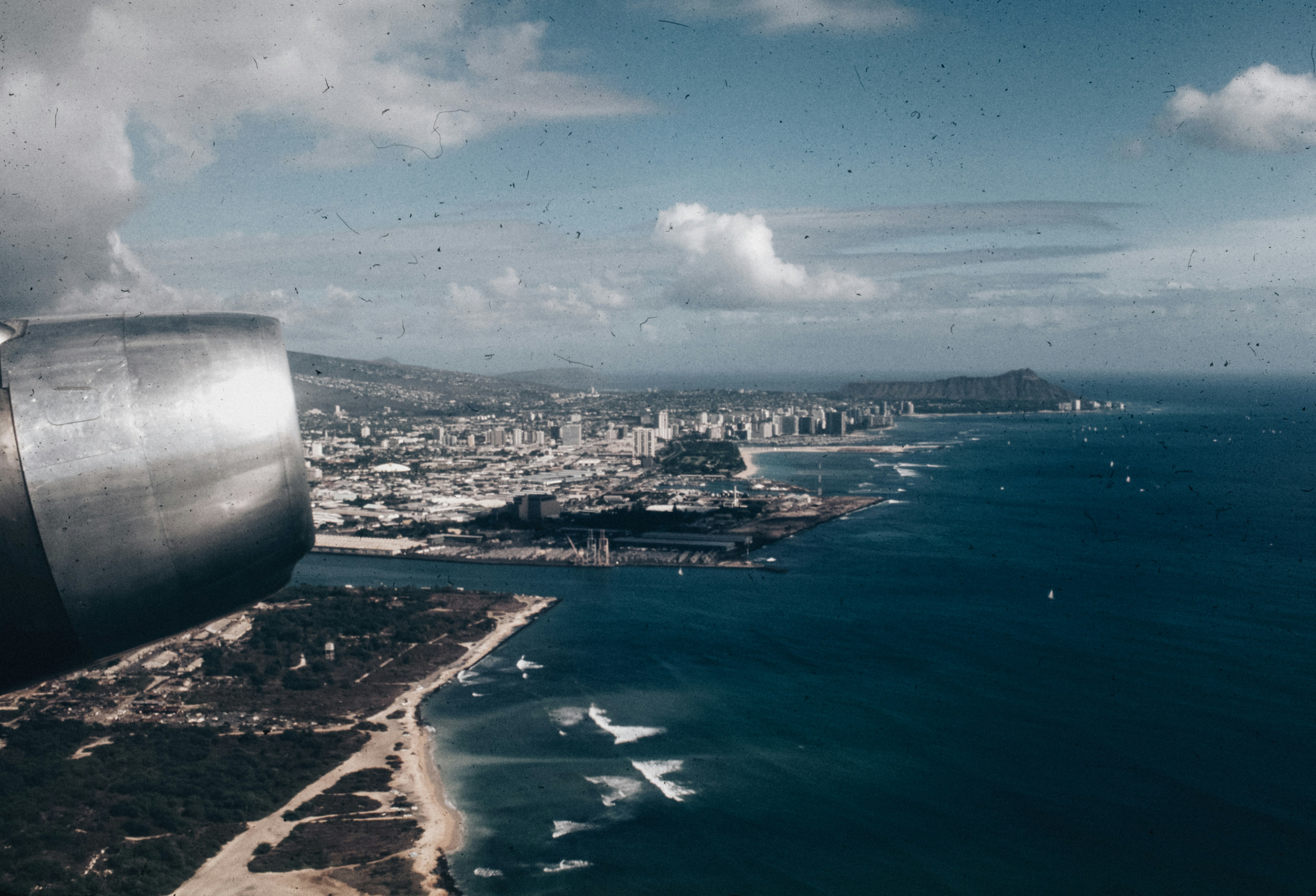 Blick auf eine Stadt aus dem Flugzeug