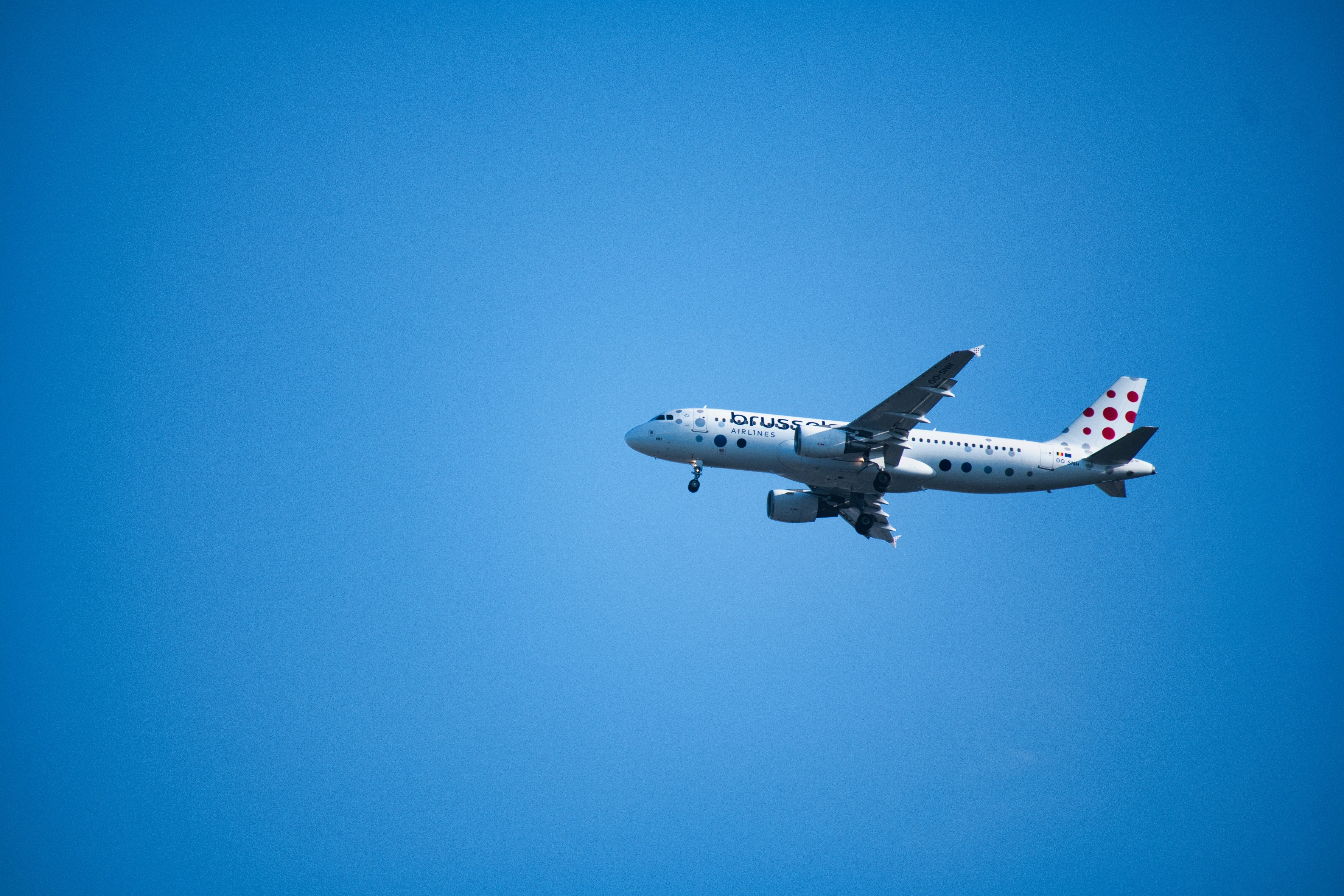 青空を飛んでいる飛行機