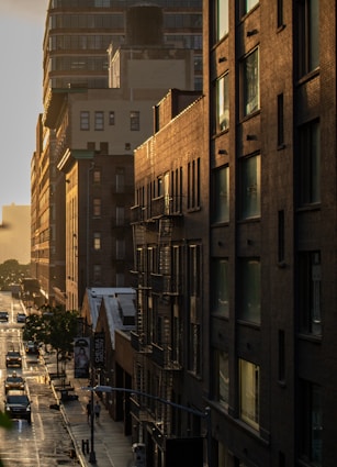 A city street filled with lots of traffic next to tall buildings