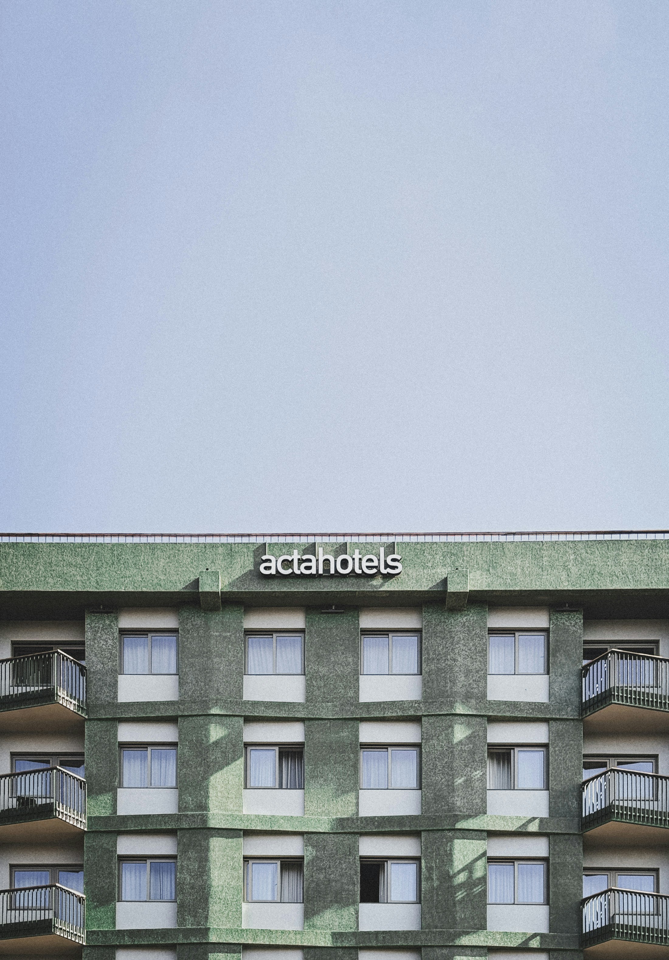 Un edificio alto con un letrero en la parte superior