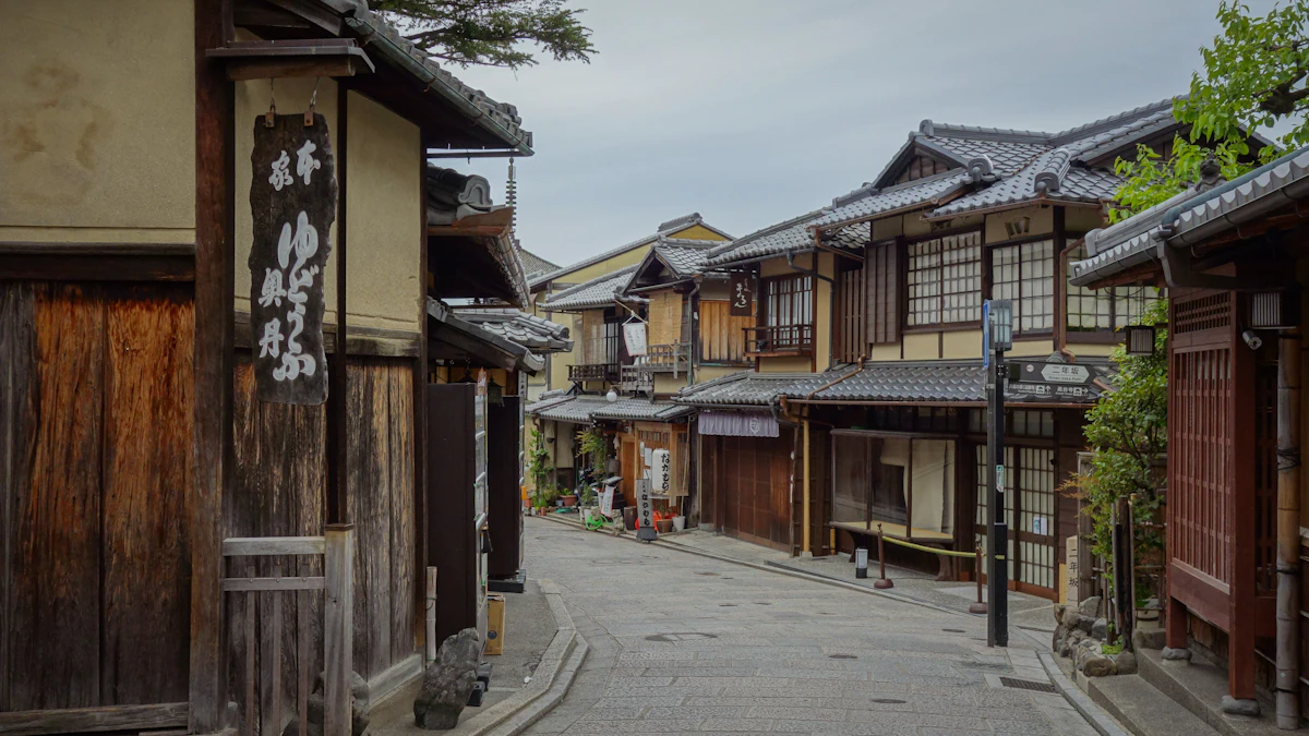 木造家屋が並ぶ古い路地