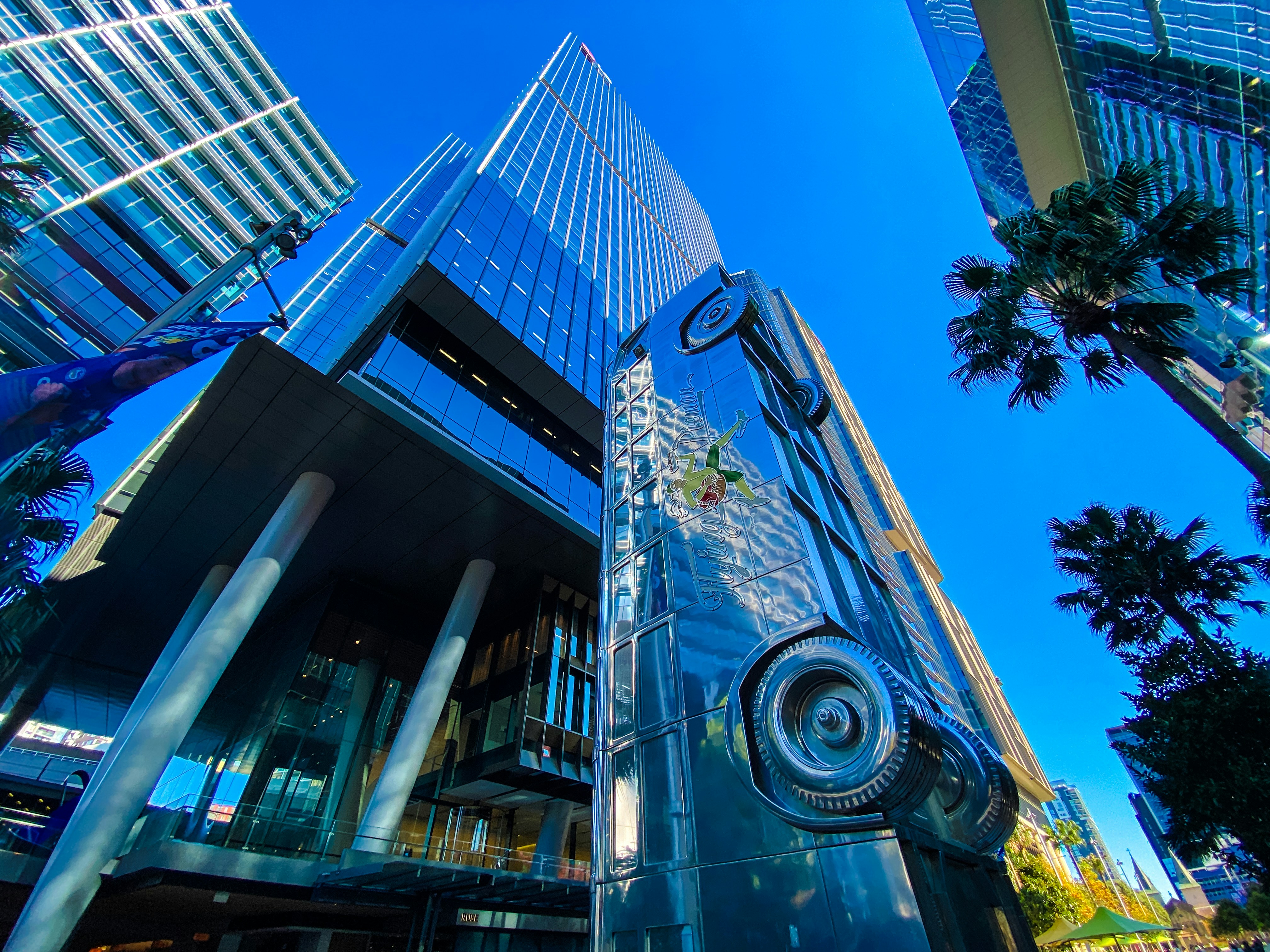 A very tall building in the middle of a city