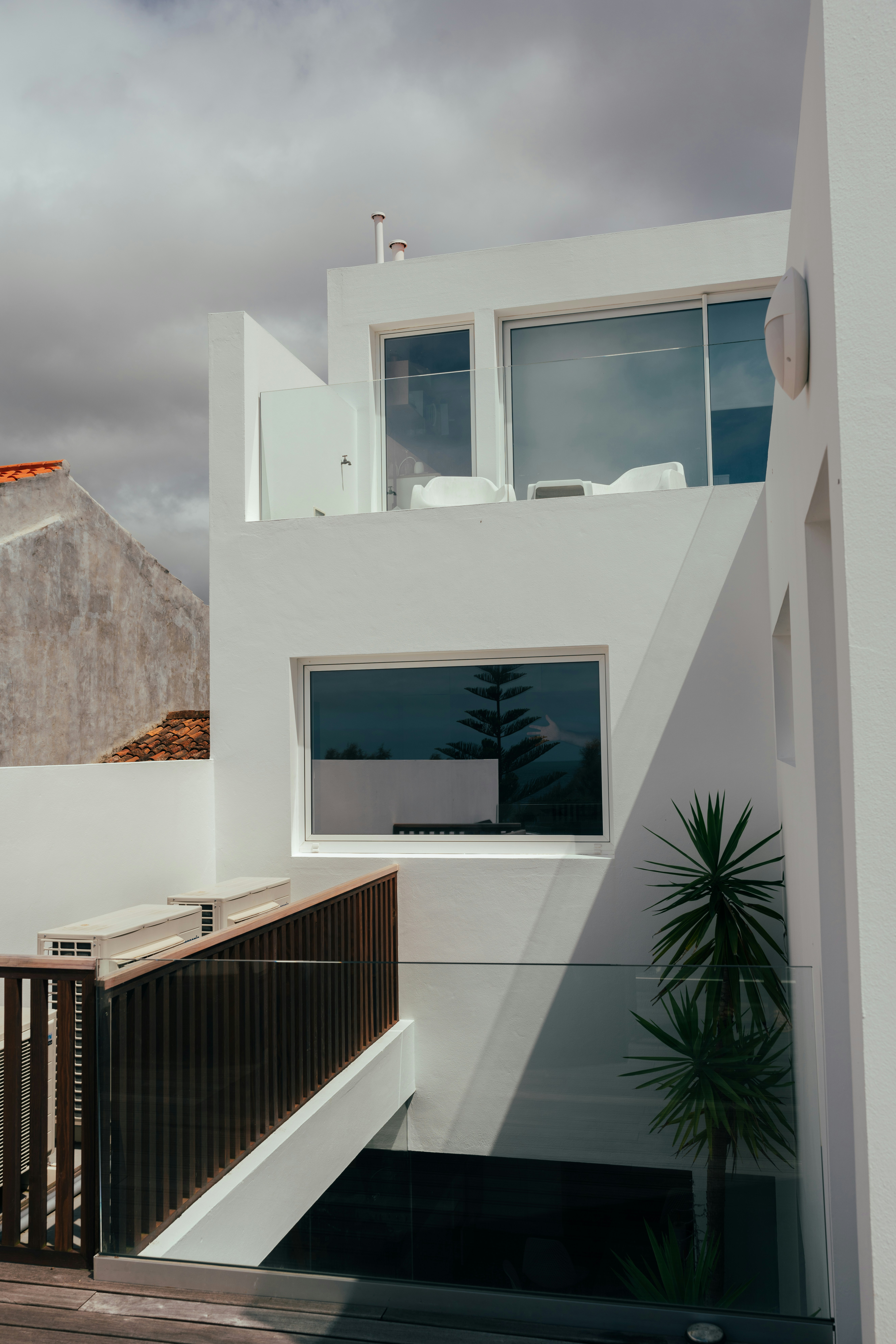 Uma casa branca com varanda e cerca