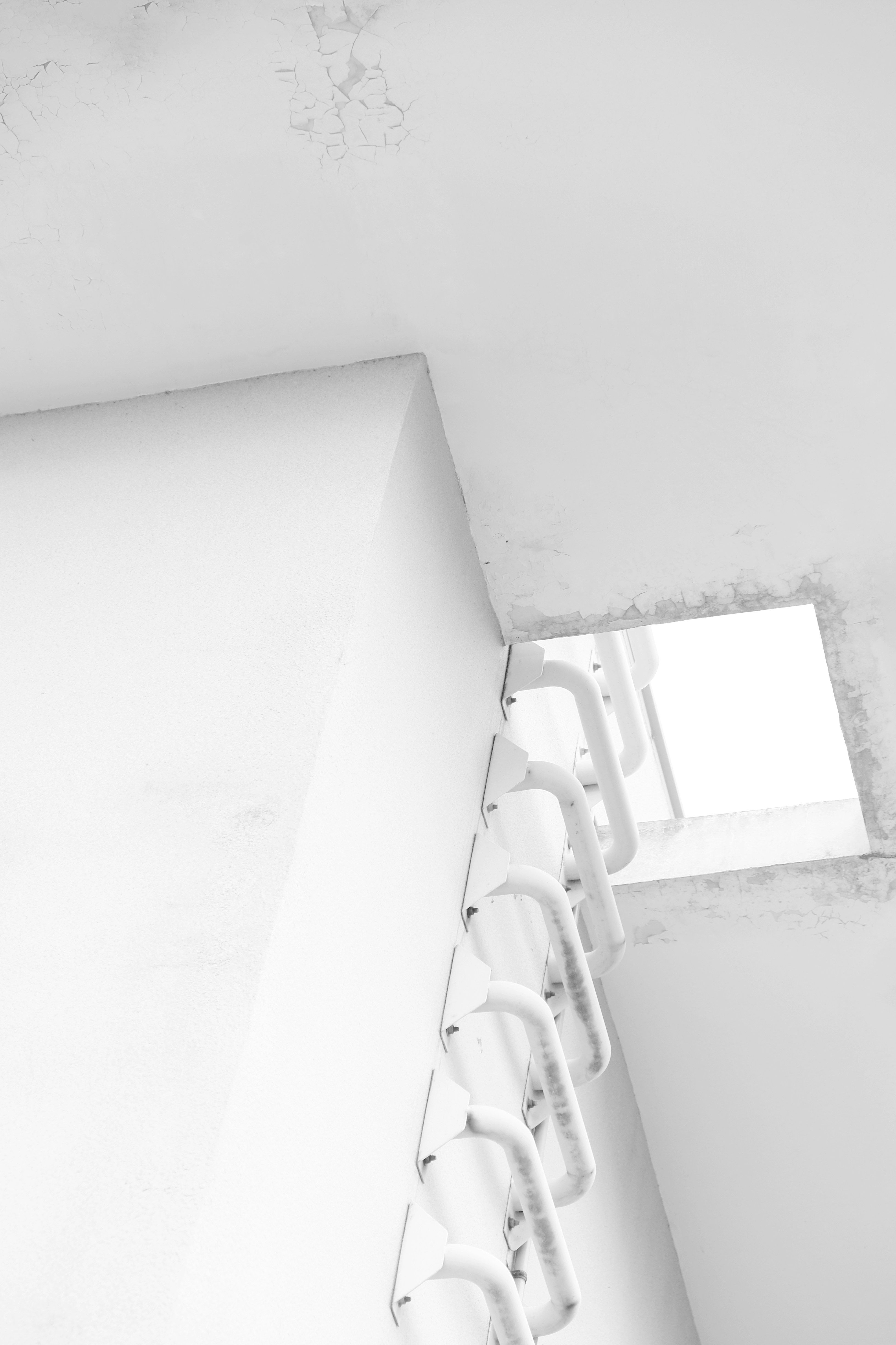 A room with a white ceiling and a window