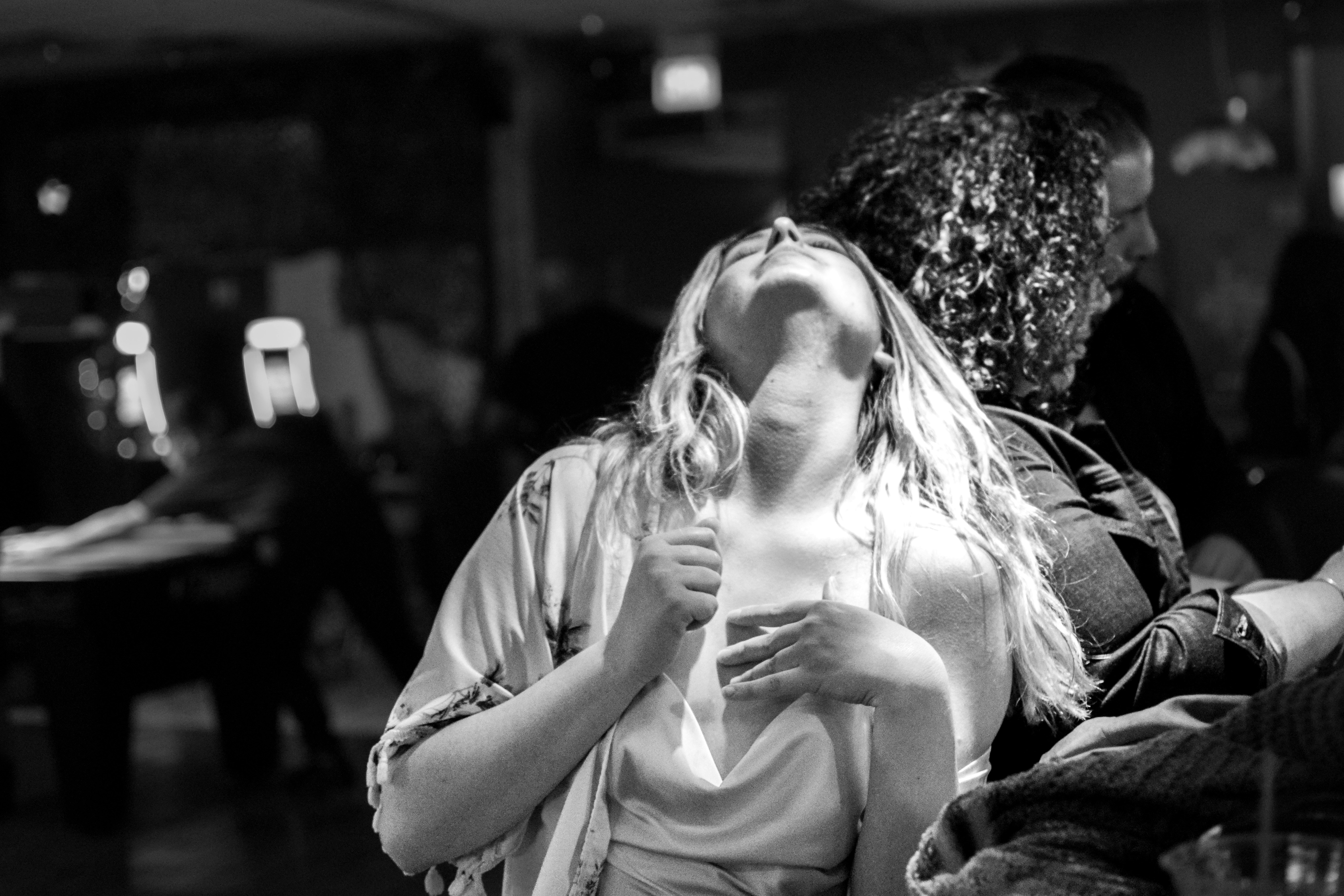 Une photo en noir et blanc d’une femme utilisant un téléphone portable