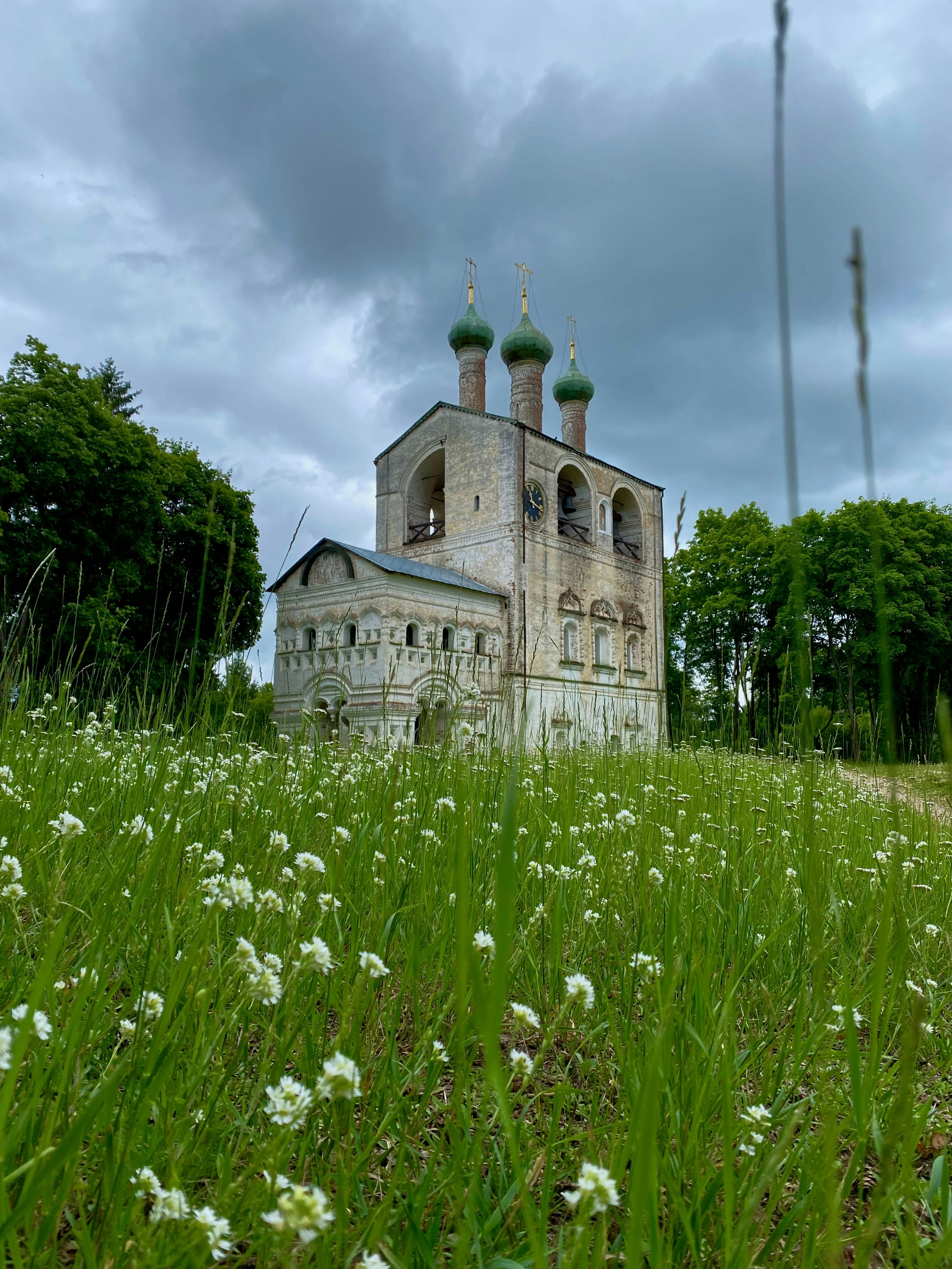 A large building sitting on top of a lush green field photo – Free ...